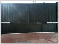 Puerta metálica batiente Puerta metálica batiente