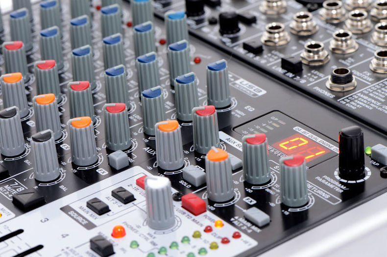 Mesa compacta Behringer Xenyx X1204 usb efectos 4 canales mono 2 stereo 2 auxiliares Mesa compacta Behringer Xenyx X1204 usb efectos 4 canales mono 2 stereo 2 auxiliares