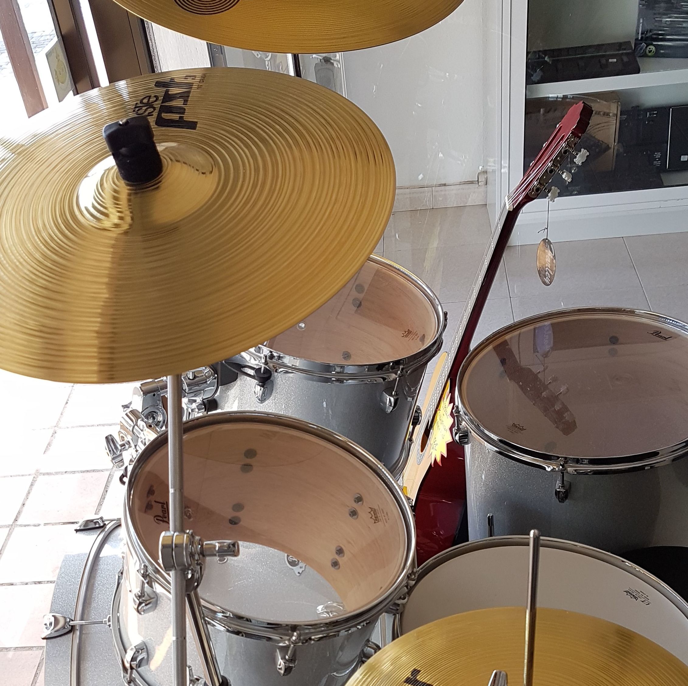 Bateria pearl bombo 22", platos Sabian y Paiste Bateria pearl bombo 22", platos Sabian y Paiste