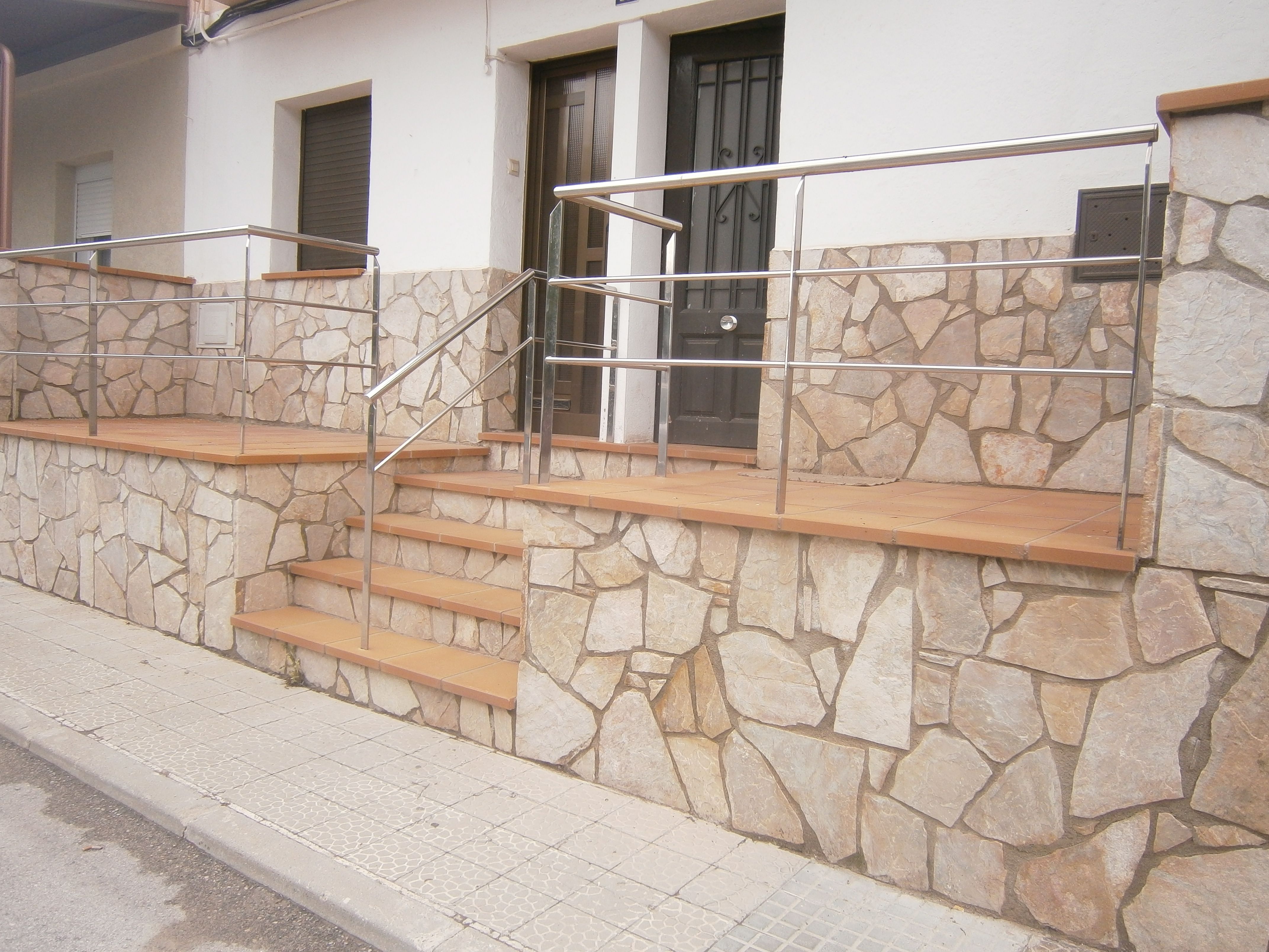 Casa con tres viviendas: Servicios de Inmo Candáliga Canal Casa con tres viviendas: Servicios de Inmo Candáliga Canal