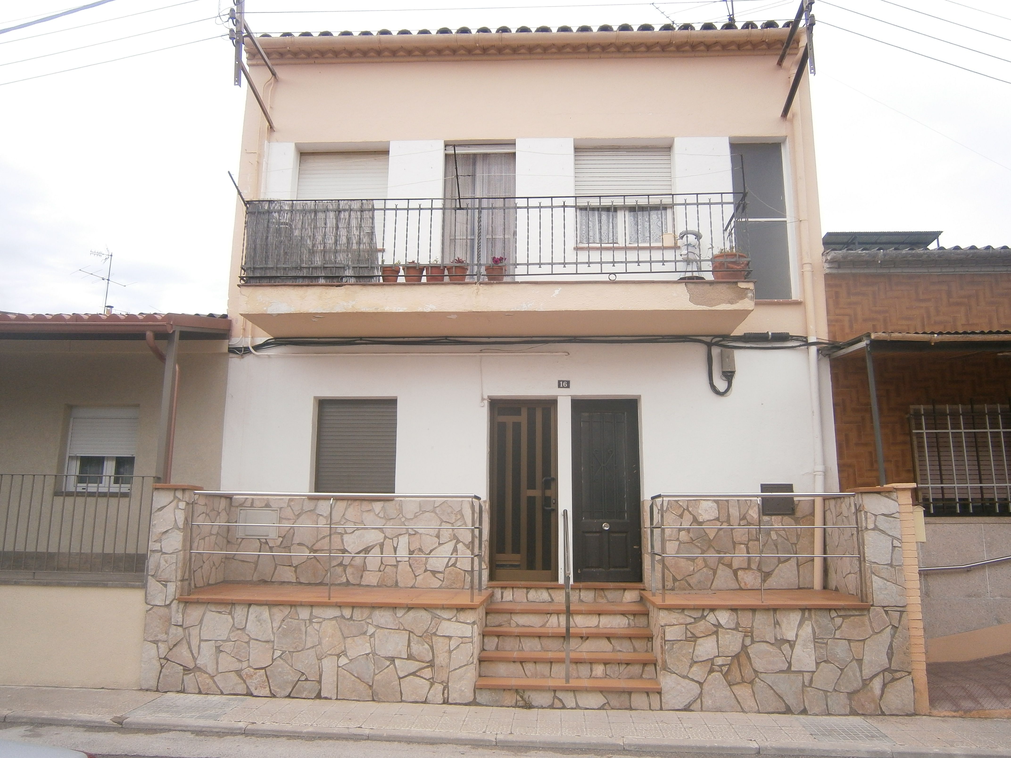 Casa con tres viviendas: Servicios de Inmo Candáliga Canal Casa con tres viviendas: Servicios de Inmo Candáliga Canal
