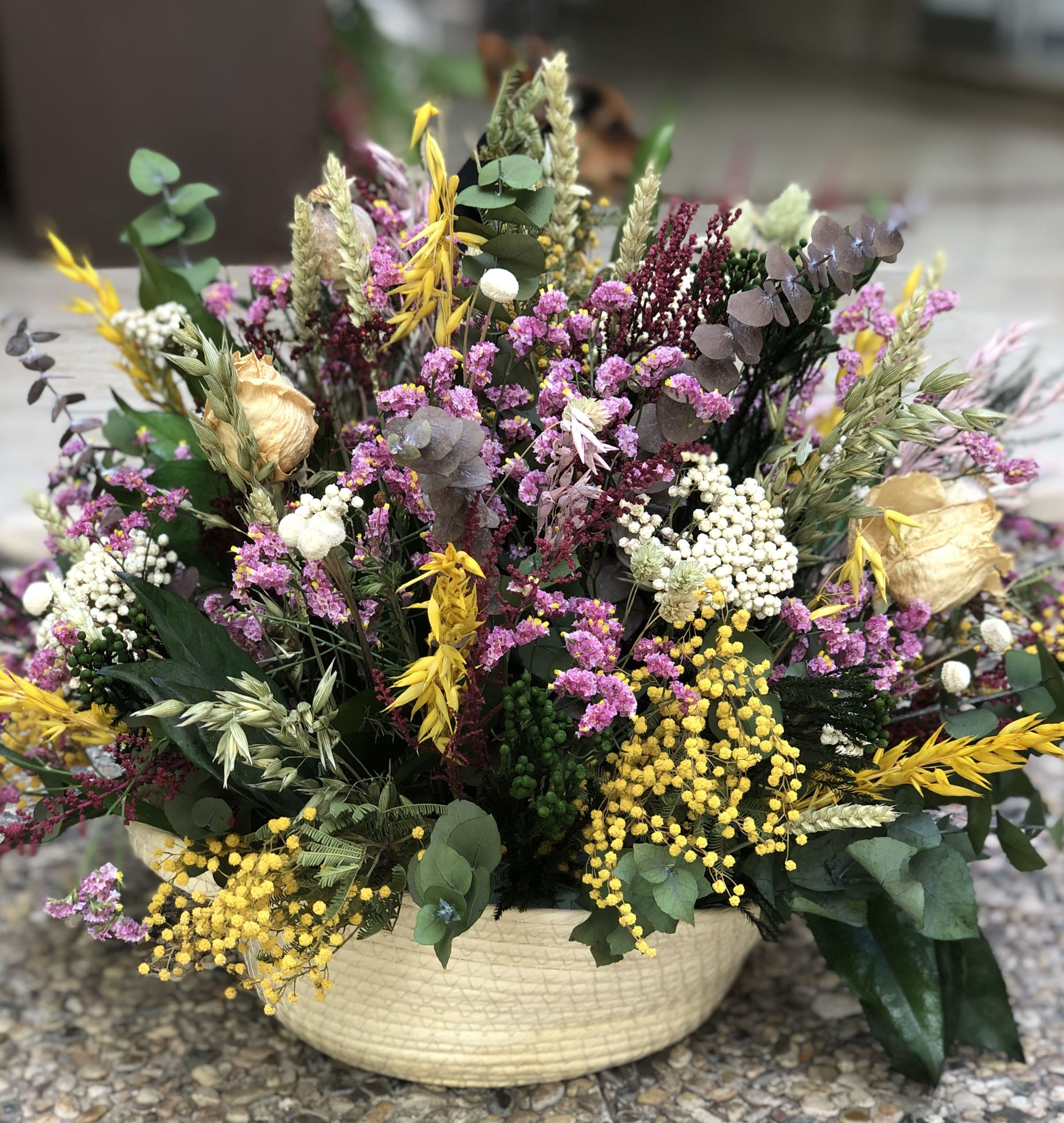 Cesta con flor seca y preservada: Productos de Floristería Miriam Cesta con flor seca y preservada: Productos de Floristería Miriam