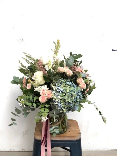 Jarrón de cristal con asa de cuerda: Productos de Floristería Miriam Jarrón de cristal con asa de cuerda: Productos de Floristería Miriam