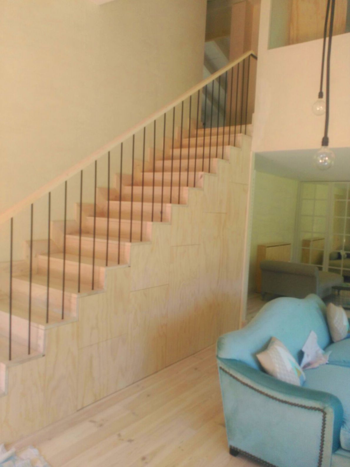 Mueble Bajo-Escalera en Contrachapado de Pino Radiata Mueble Bajo-Escalera en Contrachapado de Pino Radiata