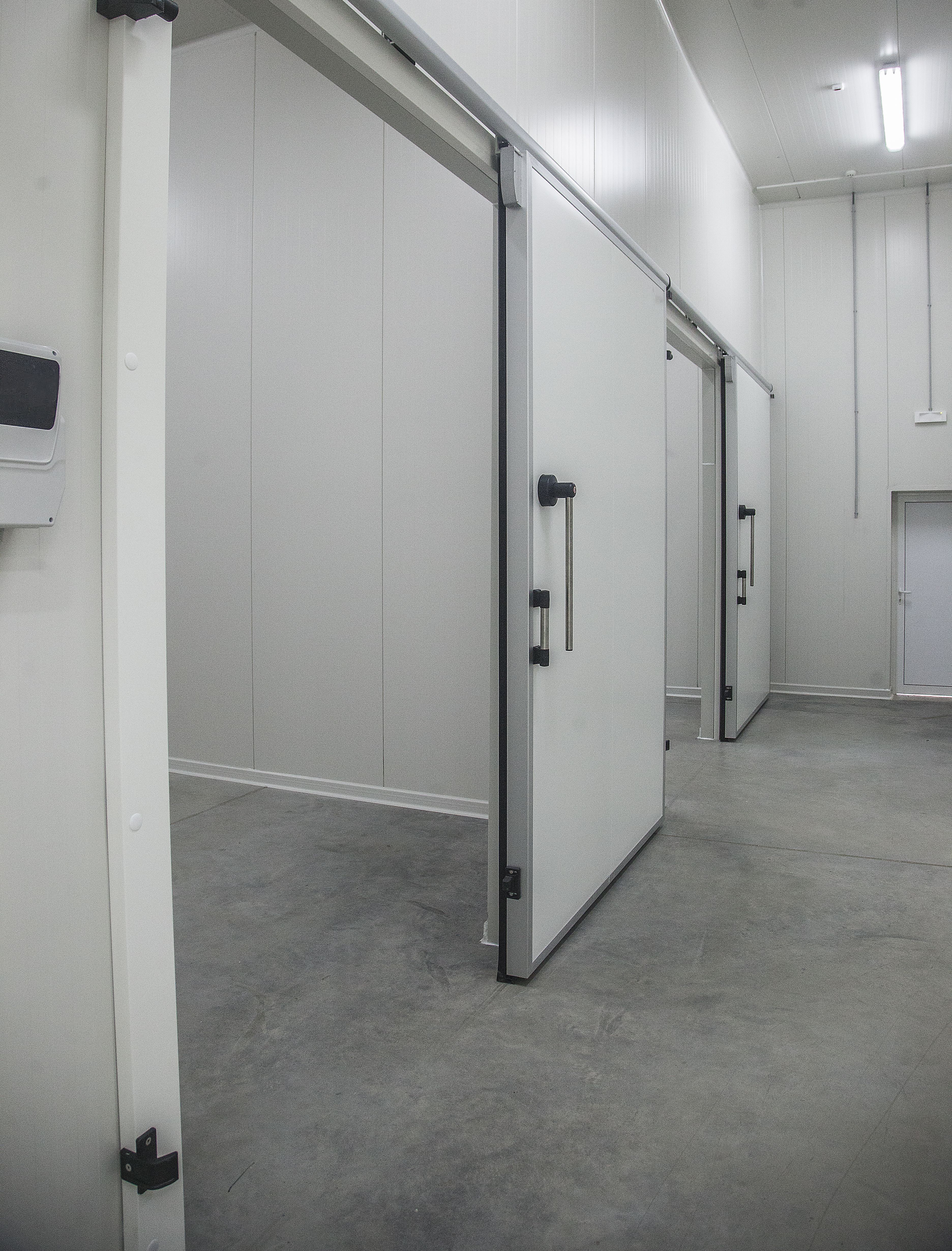 Puertas frigoríficas batientes: Servicios de Puertas y Automatismos Emonax Puertas frigoríficas batientes: Servicios de Puertas y Automatismos Emonax