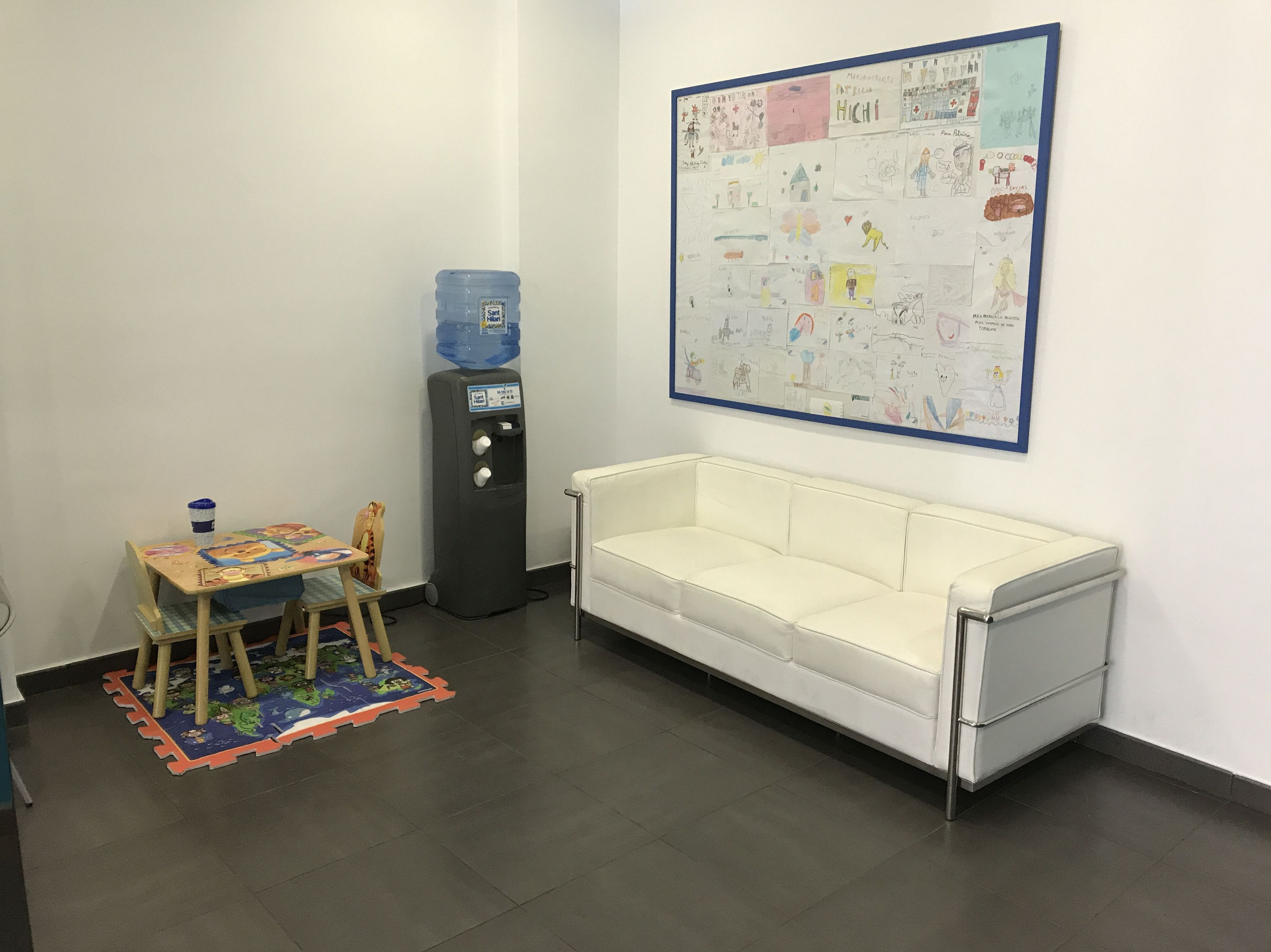 Sala de espera infantil Clínica dental Fortaña-Giménez en Torrent, Valencia