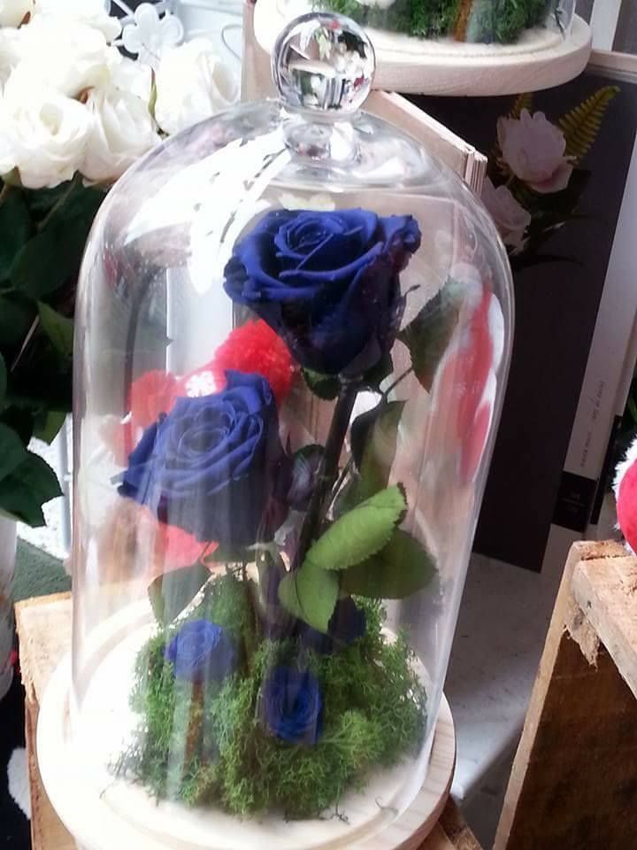 Rosas eternas en cúpula de cristal: Servicios de Floristería Albuerne Rosas eternas en cúpula de cristal: Servicios de Floristería Albuerne