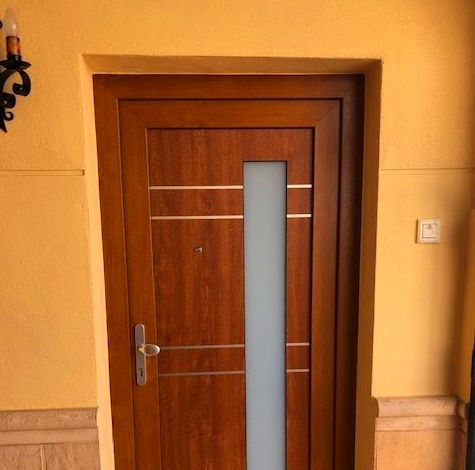 Puerta de calle PVC con vidrio Puerta de calle PVC con vidrio