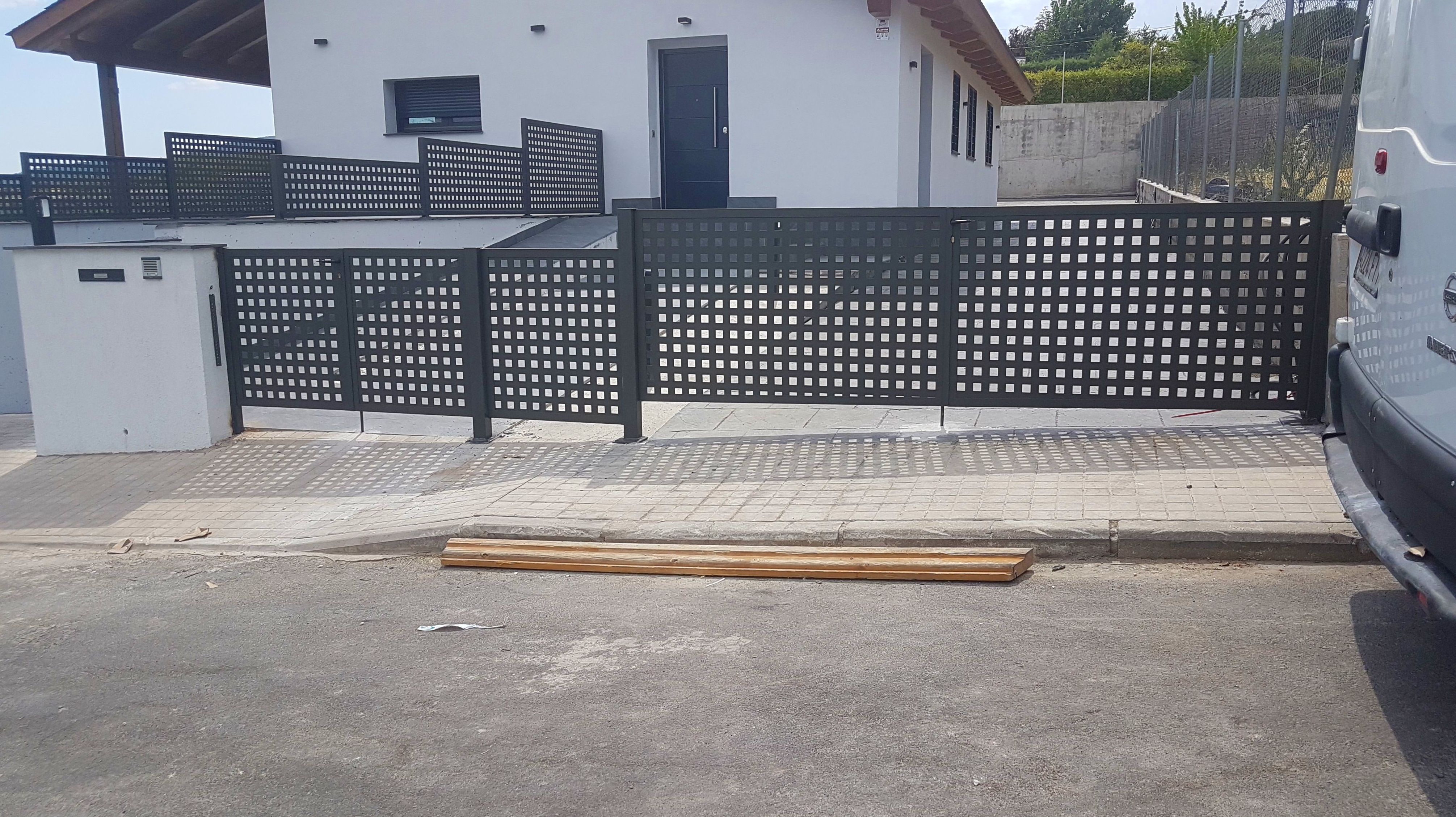 Puerta de chapa perforada Puerta de chapa perforada