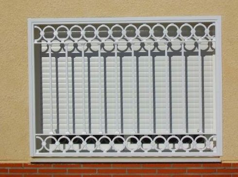 Reja de forma con cenefa inferior y superior Reja de forma con cenefa inferior y superior