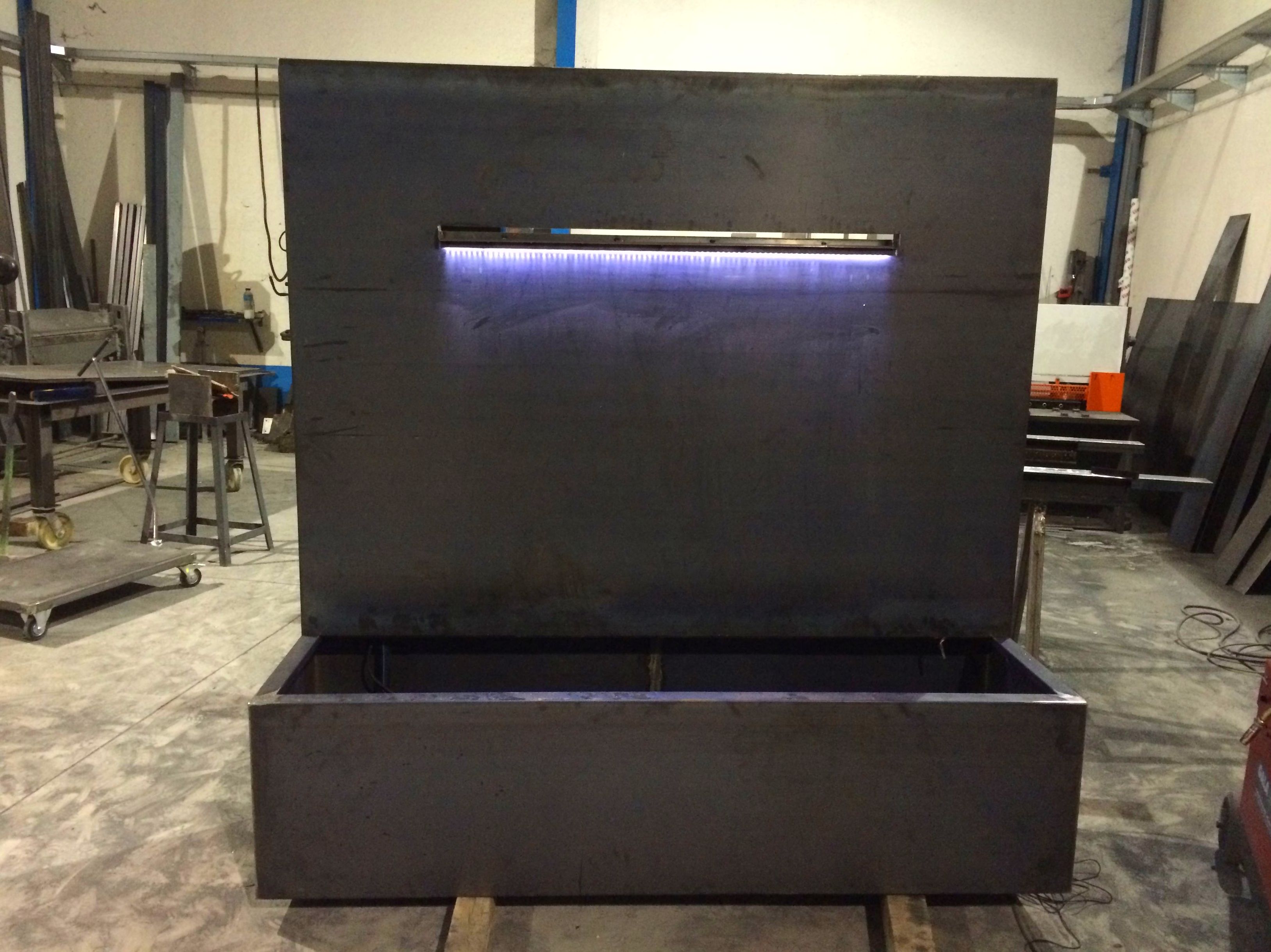 Fuente construida con acero corten e iluminacion led Fuente construida con acero corten e iluminacion led