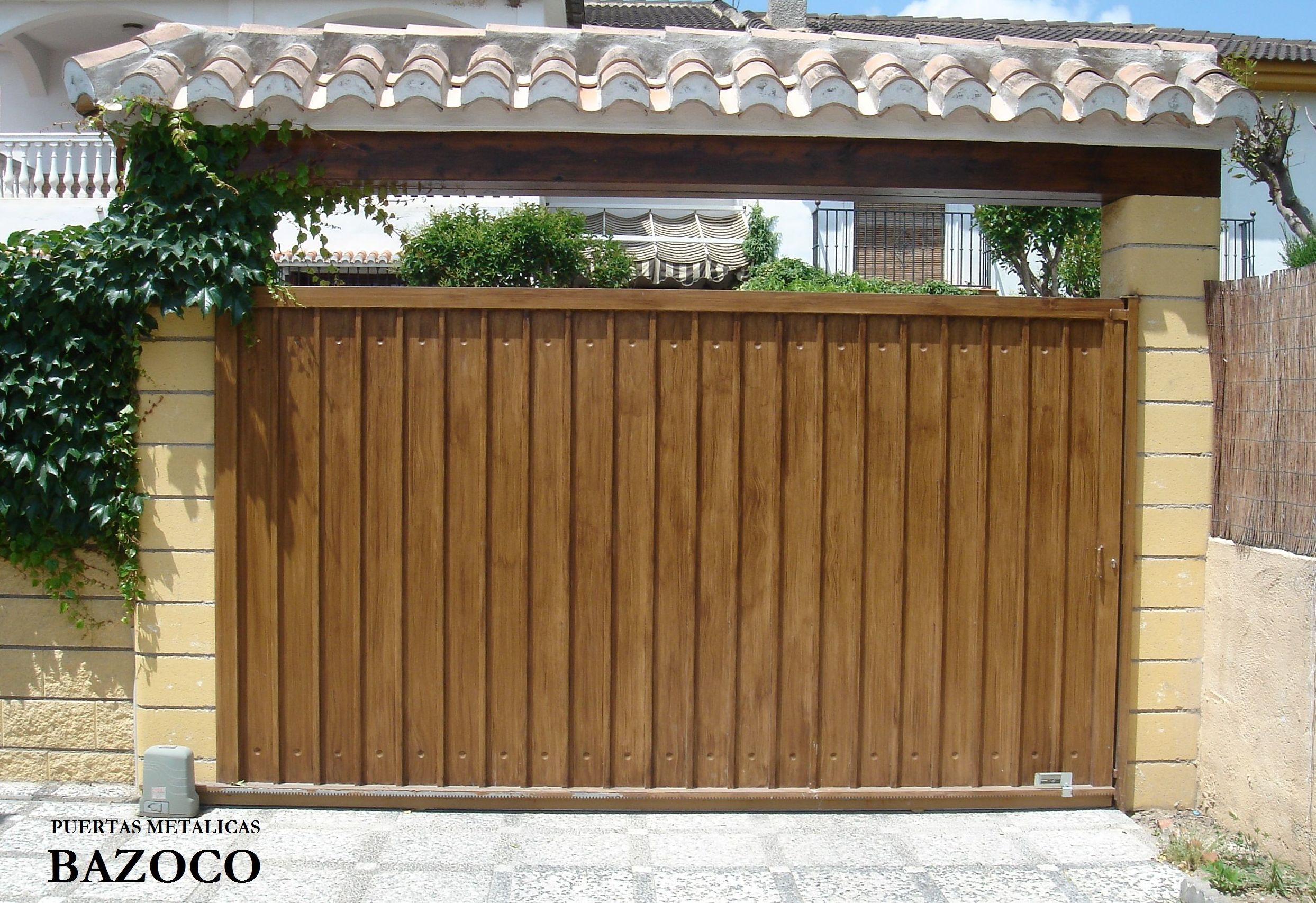 Puerta metálica corredera imitación madera Puerta metálica corredera imitación madera