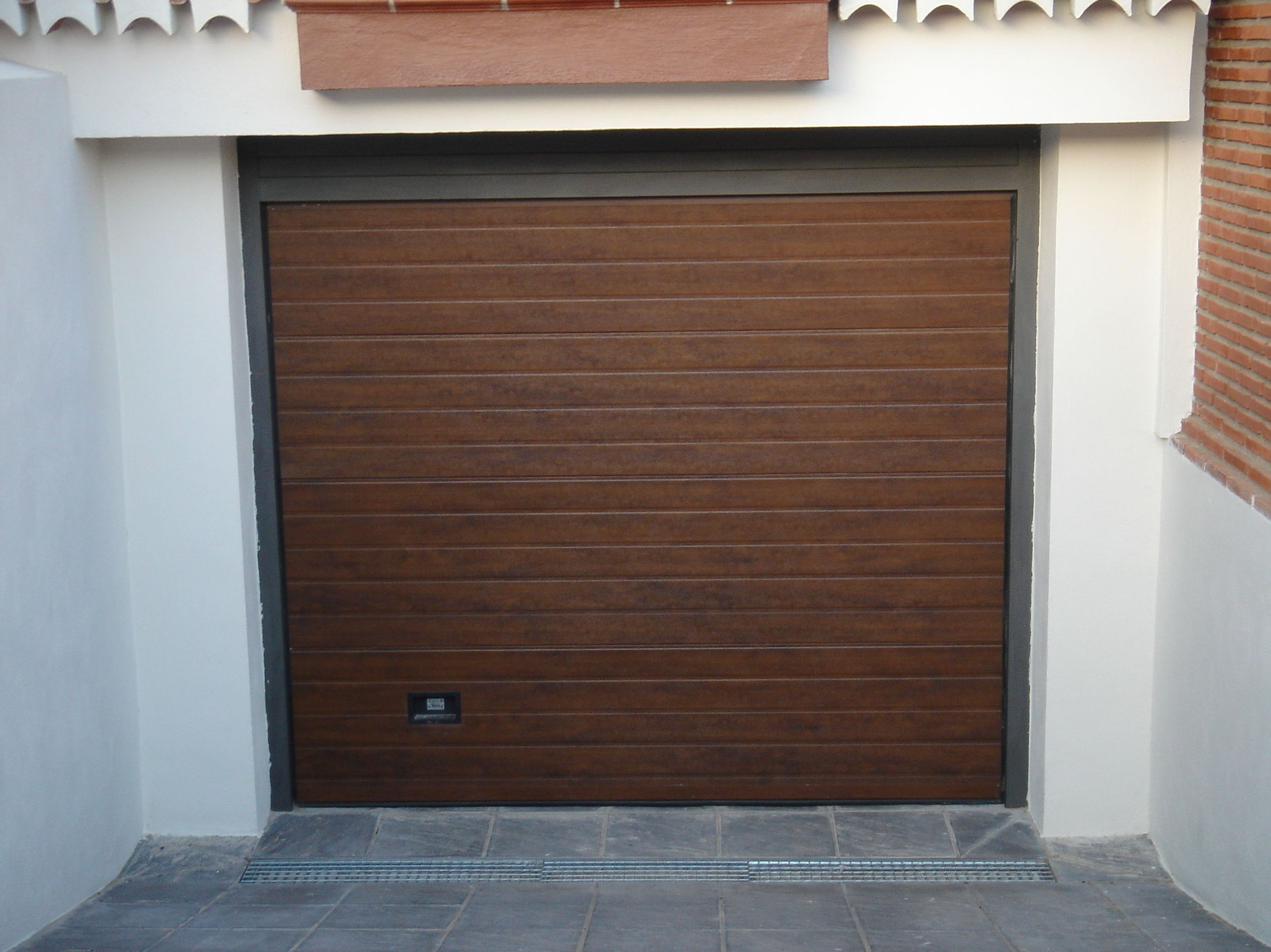 Empresa especializada en fabricación de puertas de garaje seccionales en Granada
