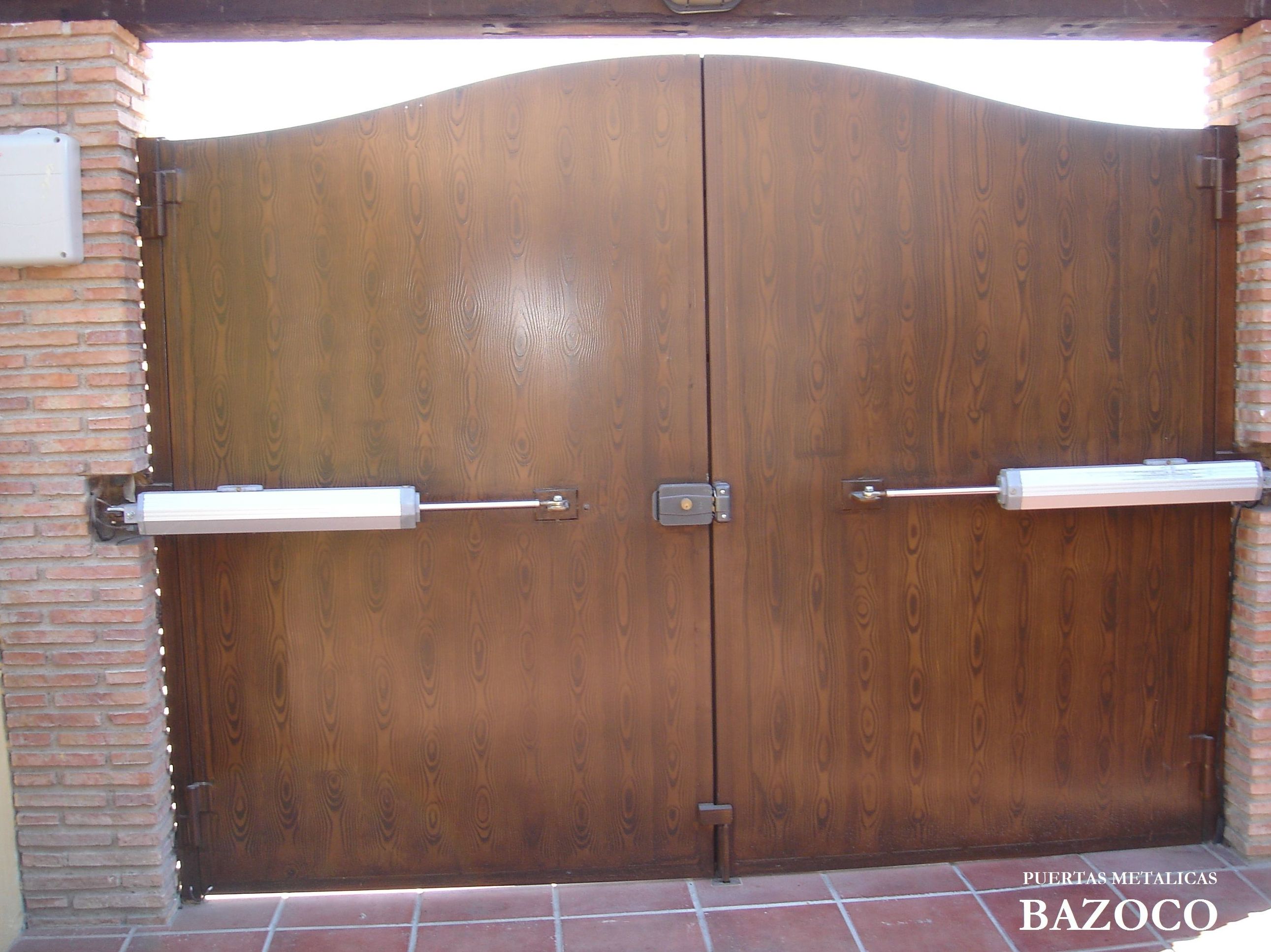 Automatismos para puertas batientes dos hojas en Granada Automatismos para puertas batientes dos hojas en Granada
