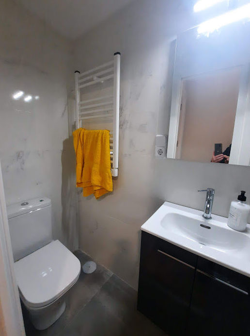 un baño pequeño pero no falta de nada