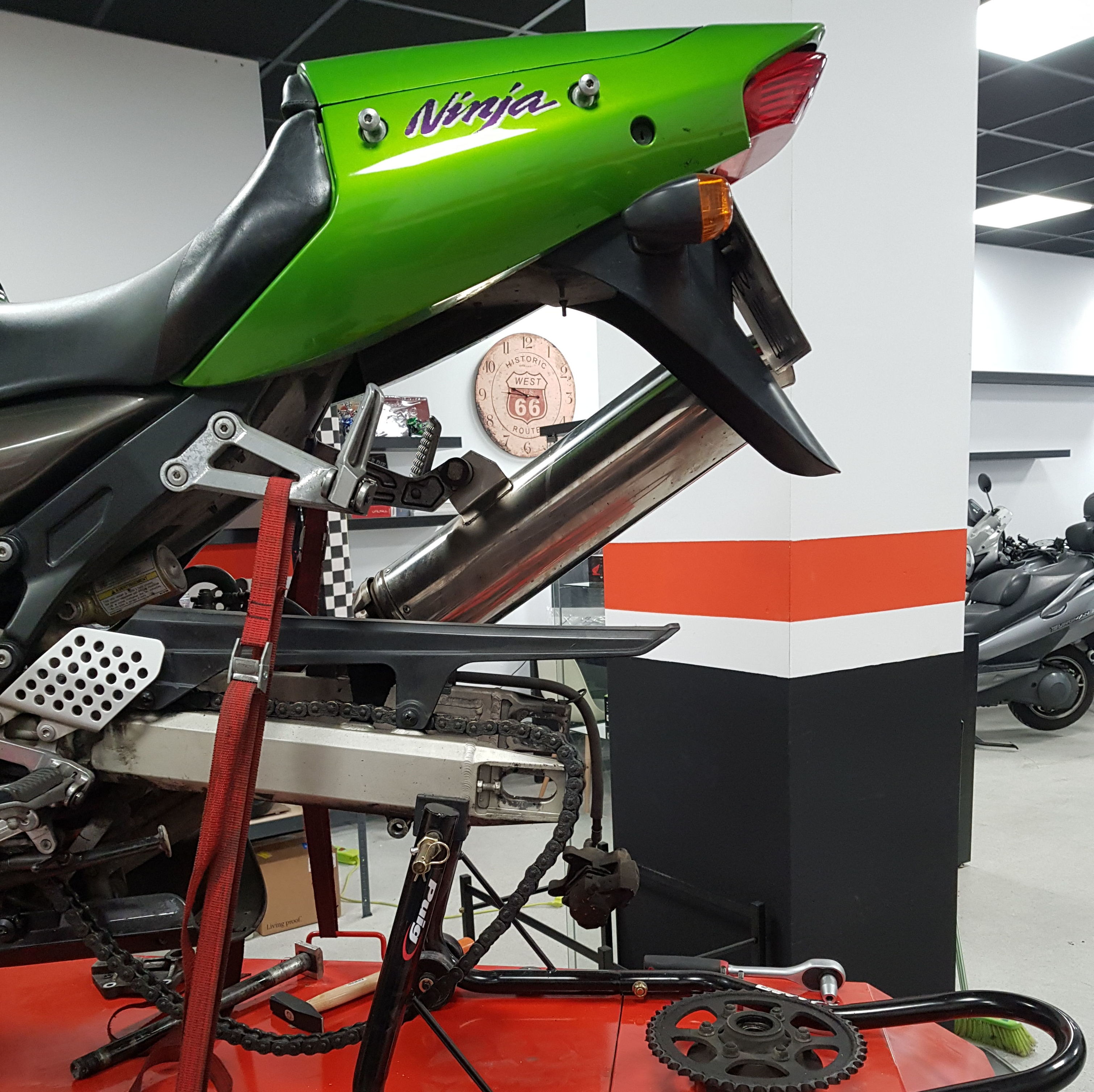 Cambio de Neumáticos: Servicios de Motos Iluro Cambio de Neumáticos: Servicios de Motos Iluro