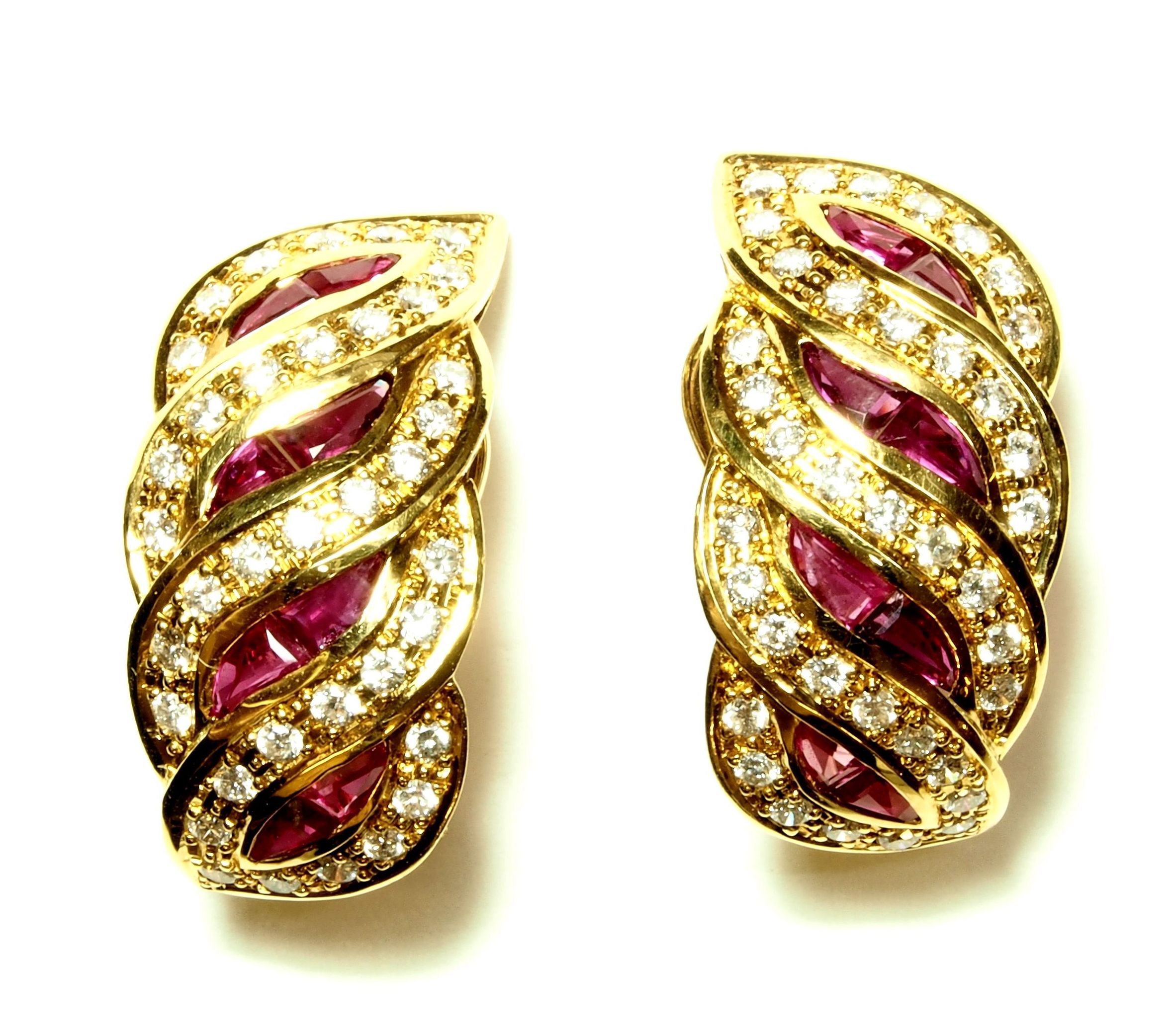 Pendientes de oro de 18k, diamantes y rubíes calibrados. Circa: 1950-60.: Catálogo de Antigua Joyeros Pendientes de oro de 18k, diamantes y rubíes calibrados. Circa: 1950-60.: Catálogo de Antigua Joyeros
