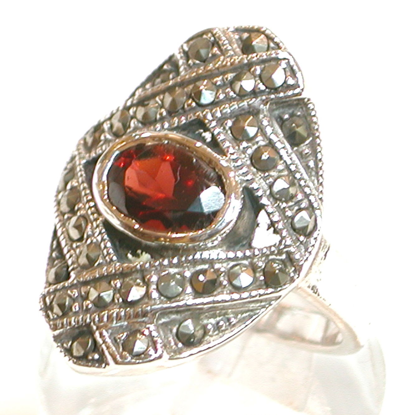 Sortija de Plata Ovaladaa de 1ª Ley con Granate y marcasitas Ref.IS-901/09: Catálogo de Antigua Joyeros Sortija de Plata Ovaladaa de 1ª Ley con Granate y marcasitas Ref.IS-901/09: Catálogo de Antigua Joyeros