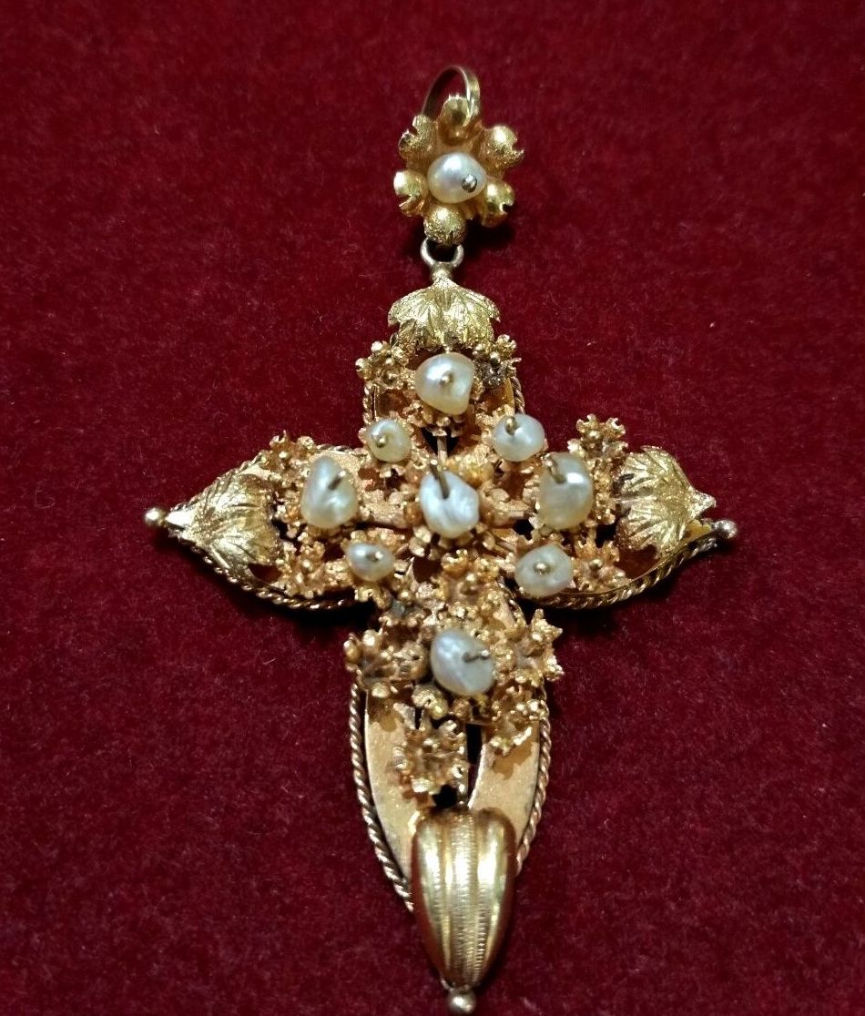 Colgante de cruz en oro de 18k y perlas. Finales S.XIX. Ref. A-9549: Catálogo de Antigua Joyeros Colgante de cruz en oro de 18k y perlas. Finales S.XIX. Ref. A-9549: Catálogo de Antigua Joyeros