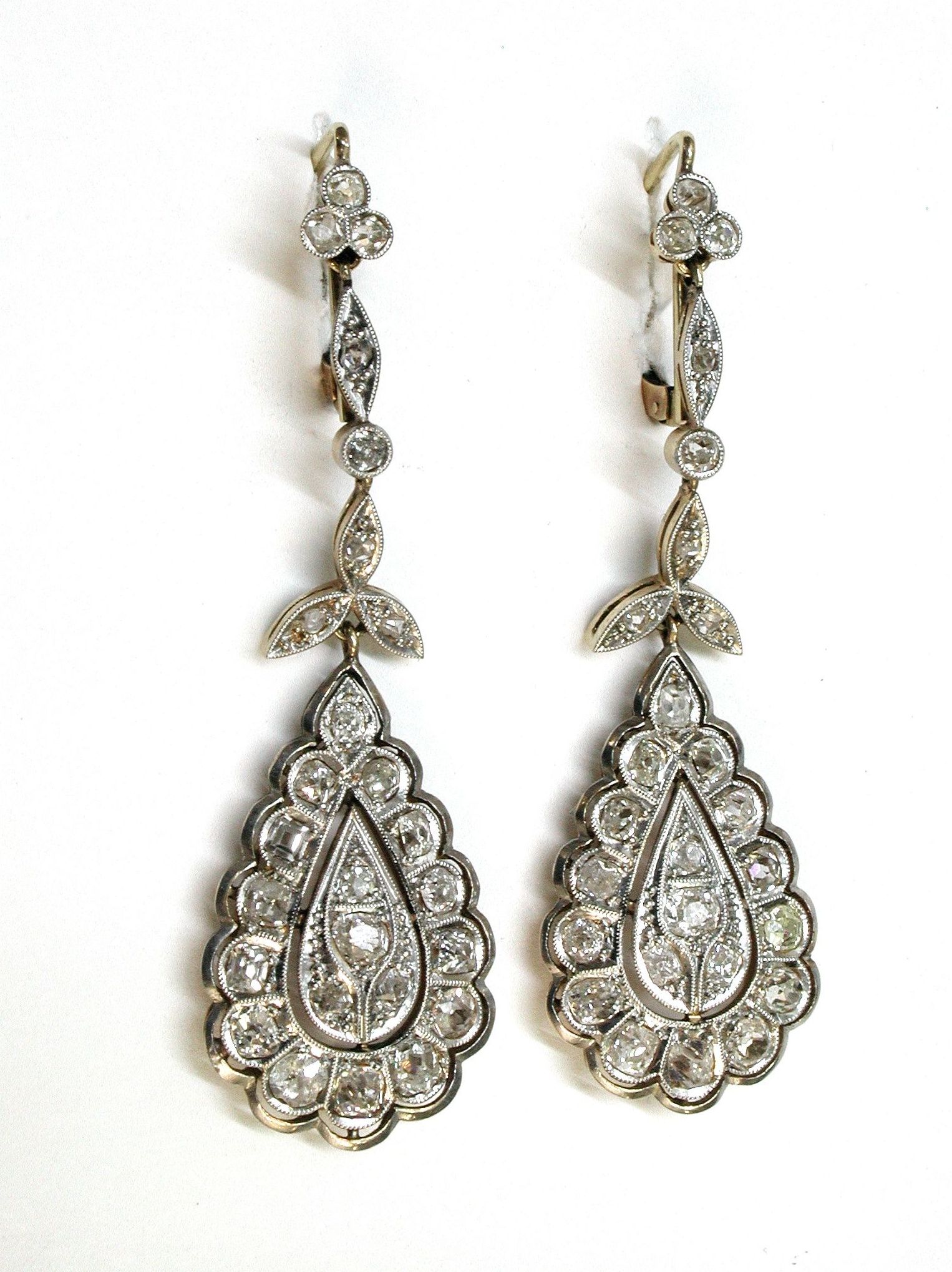 Pendientes de oro de 18k, vistas en platino y diamantes talla roca. 1890.: Catálogo de Antigua Joyeros Pendientes de oro de 18k, vistas en platino y diamantes talla roca. 1890.: Catálogo de Antigua Joyeros