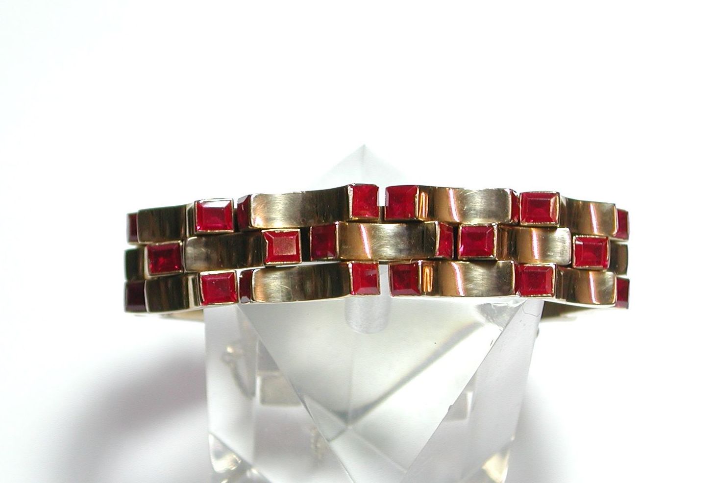 Pulsera de oro de 18k con vidrio rojo. Circa: 1960-1970.: Catálogo de Antigua Joyeros Pulsera de oro de 18k con vidrio rojo. Circa: 1960-1970.: Catálogo de Antigua Joyeros