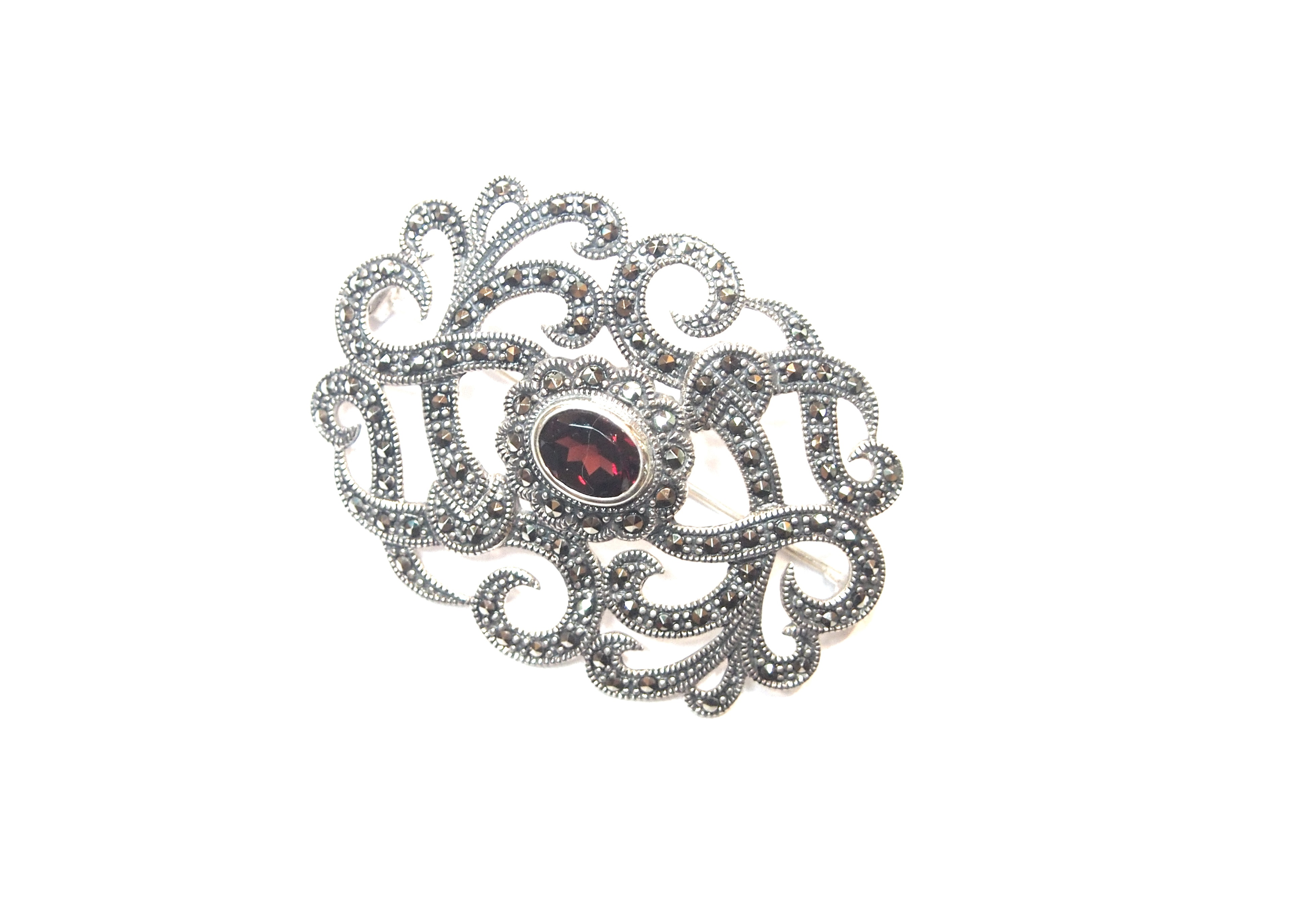 Broche de Plata de Ley y granate ovalado. Ref. AB-034/09: Catálogo de Antigua Joyeros Broche de Plata de Ley y granate ovalado. Ref. AB-034/09: Catálogo de Antigua Joyeros