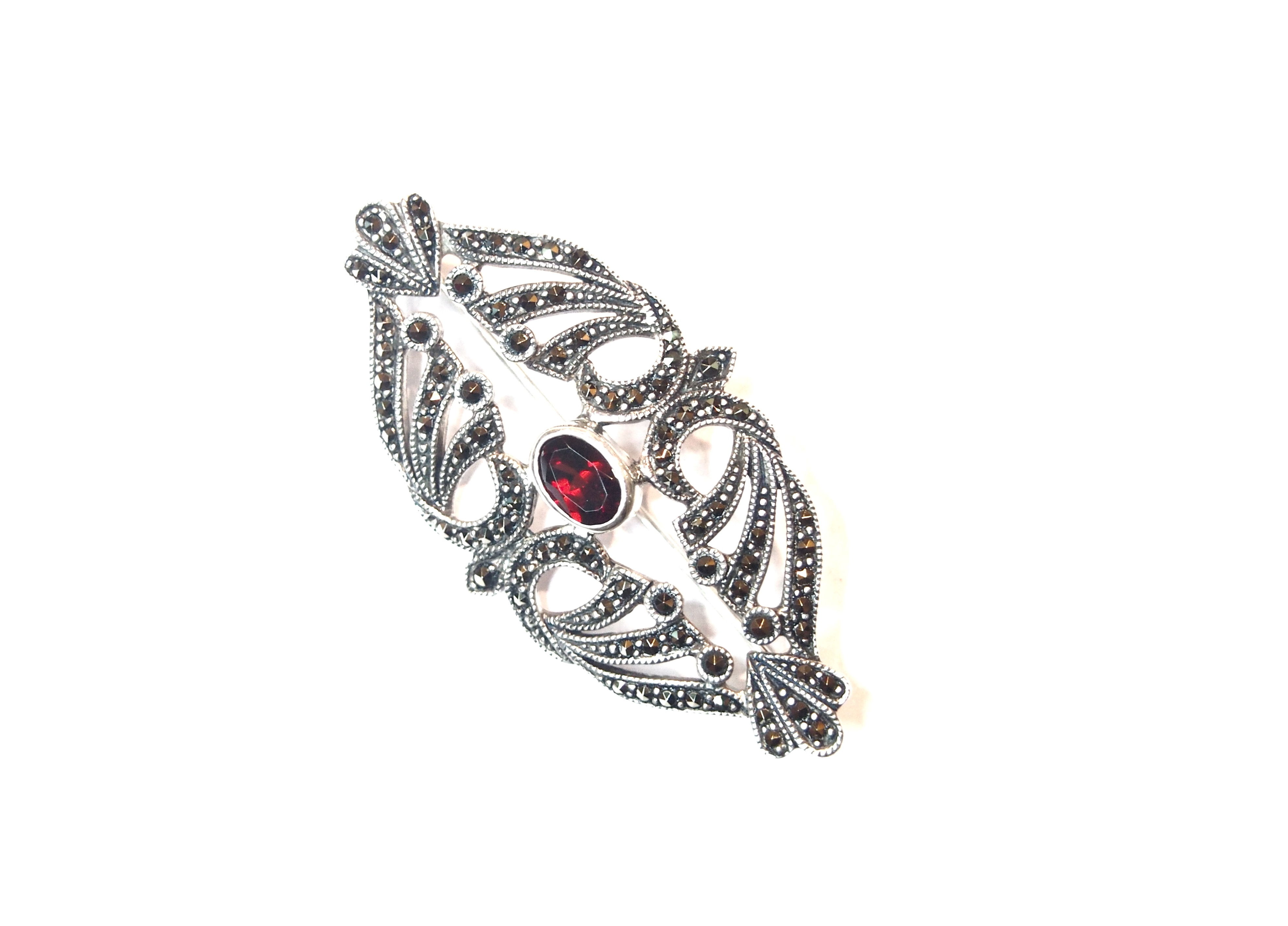 Broche en Plata de 1º Ley con Marcasitas y Granate Ref. AB-3348/09: Catálogo de Antigua Joyeros Broche en Plata de 1º Ley con Marcasitas y Granate Ref. AB-3348/09: Catálogo de Antigua Joyeros
