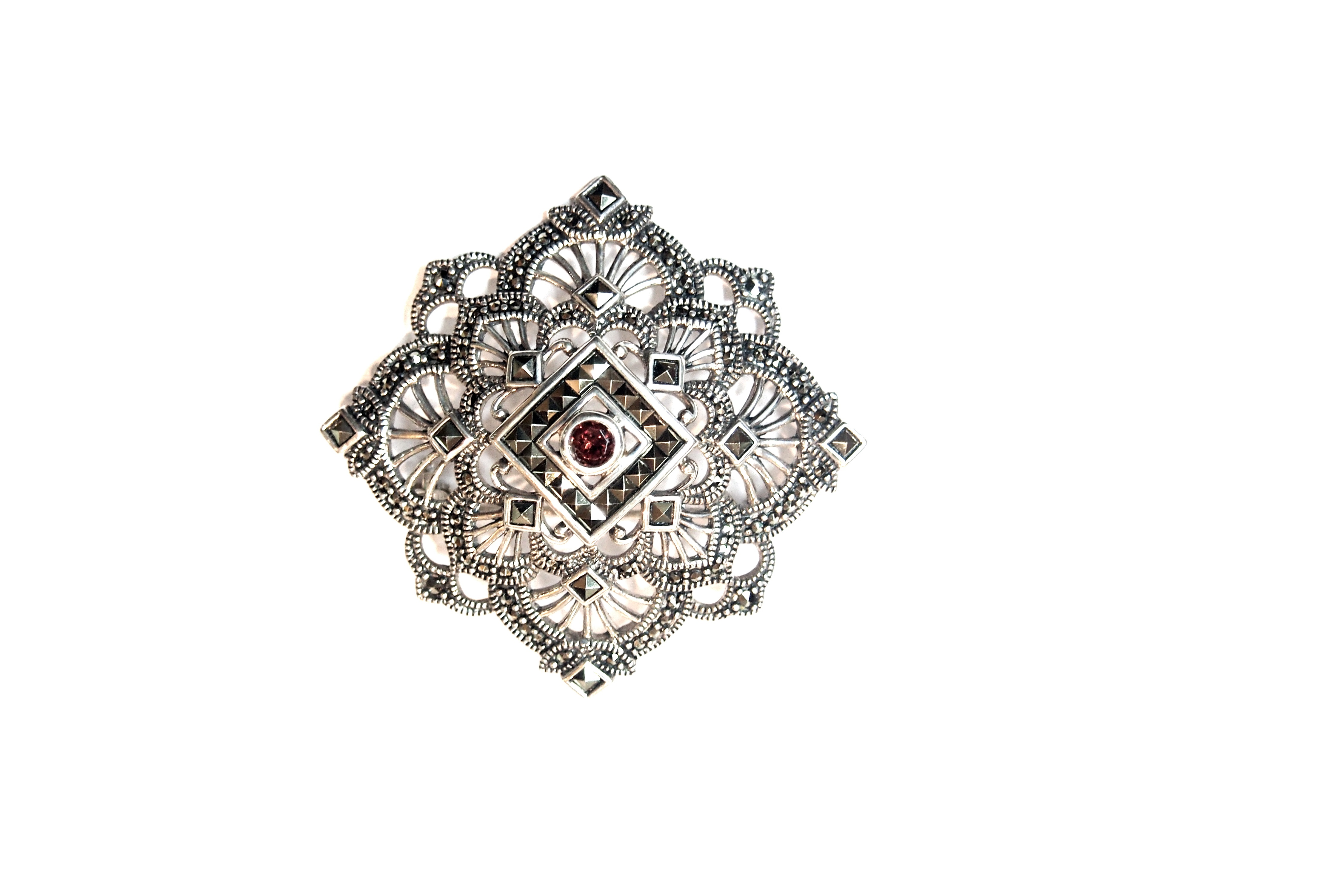 Broche en Plata de 1º Ley con Marcasitas y Granate Ref. AB-293/09: Catálogo de Antigua Joyeros Broche en Plata de 1º Ley con Marcasitas y Granate Ref. AB-293/09: Catálogo de Antigua Joyeros