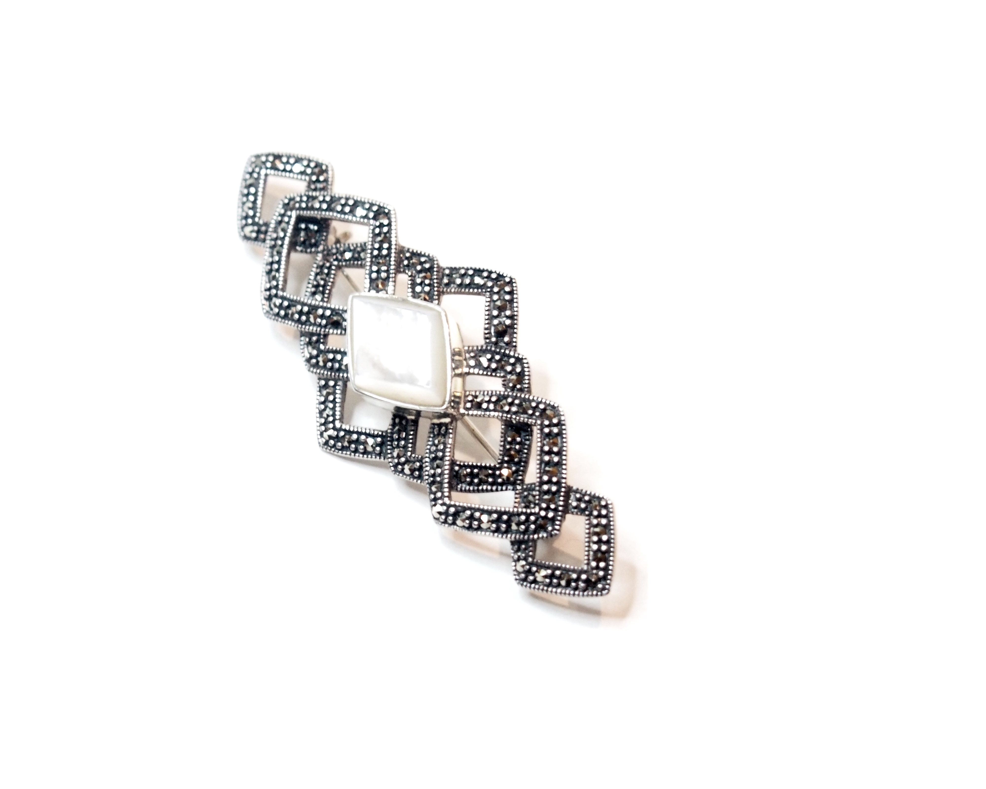 Broche en Plata de 1º Ley con Marcasitas y Nácar Ref. AB-128/07: Catálogo de Antigua Joyeros Broche en Plata de 1º Ley con Marcasitas y Nácar Ref. AB-128/07: Catálogo de Antigua Joyeros