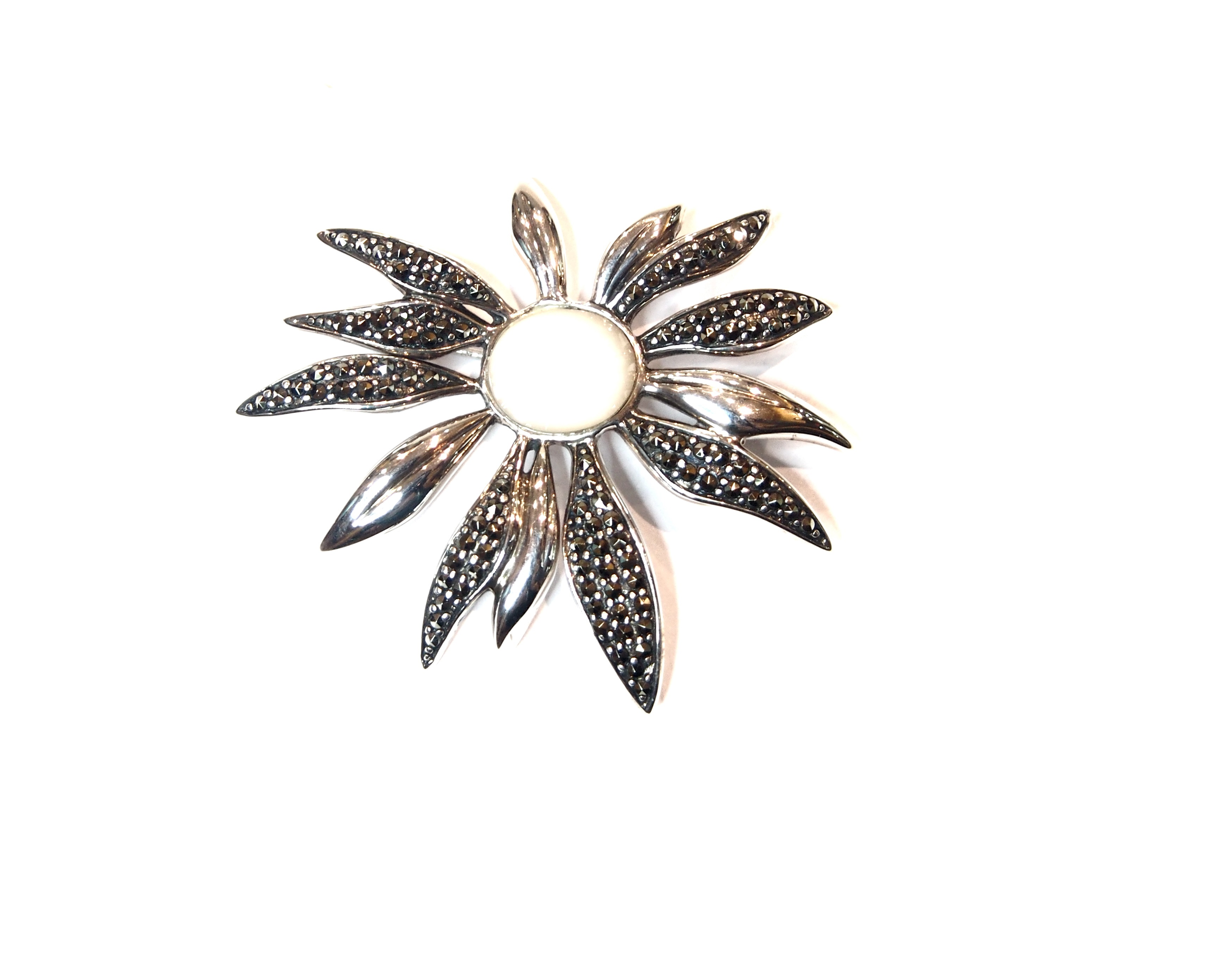 Broche de Plata de Ley con marcasitas y nácar. Ref.: AB-423/07: Catálogo de Antigua Joyeros Broche de Plata de Ley con marcasitas y nácar. Ref.: AB-423/07: Catálogo de Antigua Joyeros