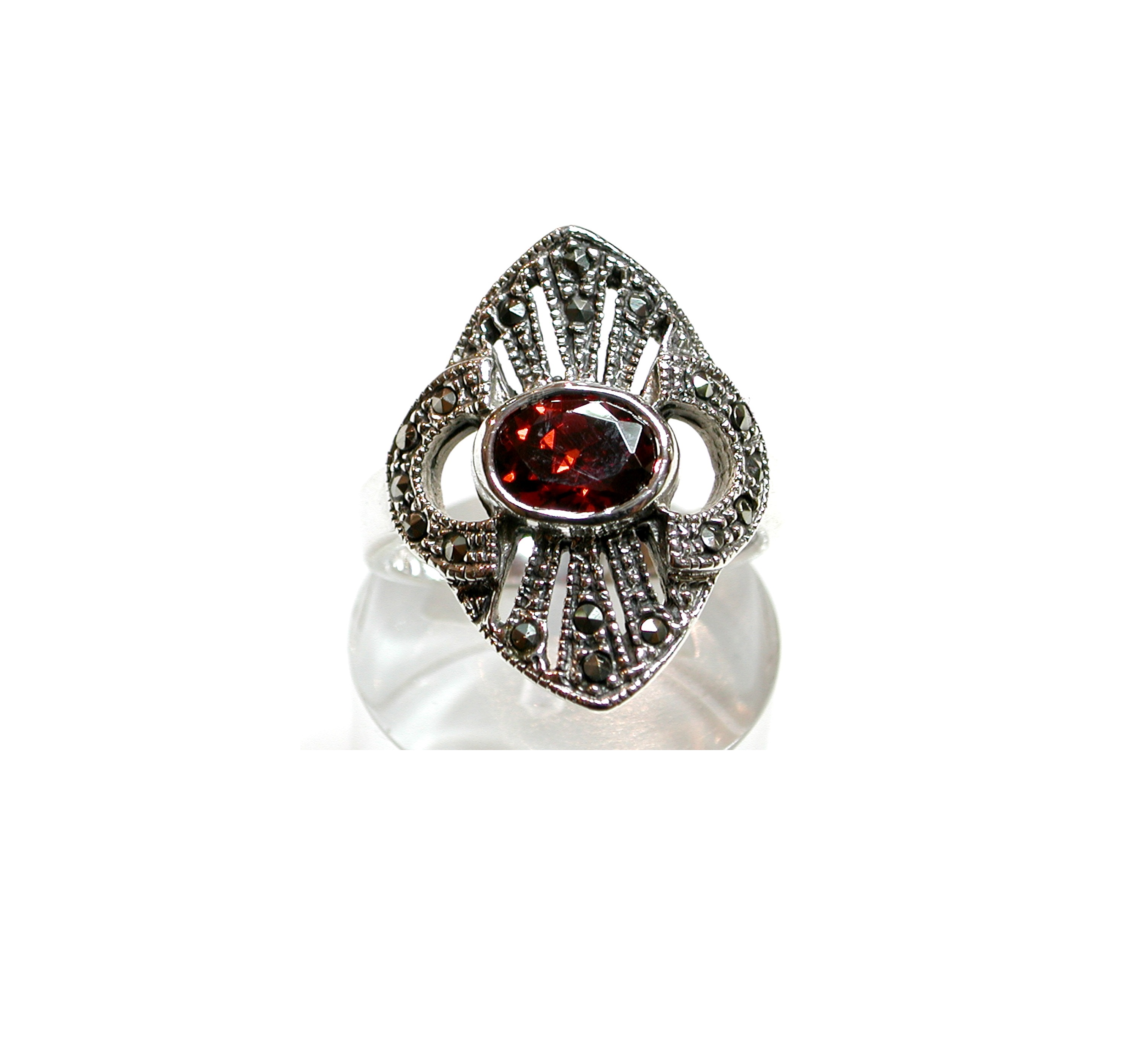 Sortija Calada de Plata de 1ª Ley con Granate. Ref. IS-824/09: Catálogo de Antigua Joyeros Sortija Calada de Plata de 1ª Ley con Granate. Ref. IS-824/09: Catálogo de Antigua Joyeros