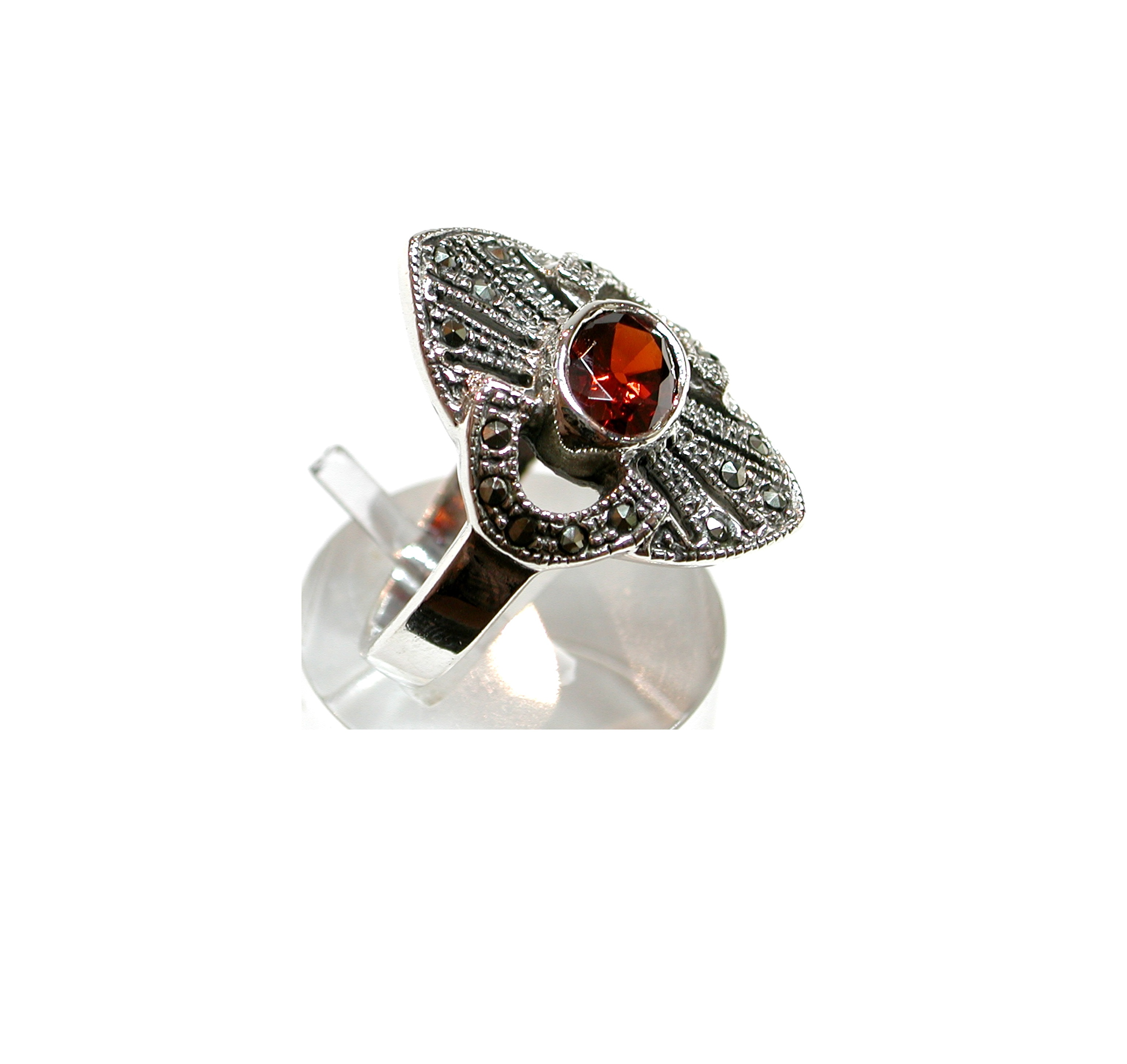 Sortija Calada de Plata de 1ª Ley con Granate. Ref. IS-824/09: Catálogo de Antigua Joyeros Sortija Calada de Plata de 1ª Ley con Granate. Ref. IS-824/09: Catálogo de Antigua Joyeros