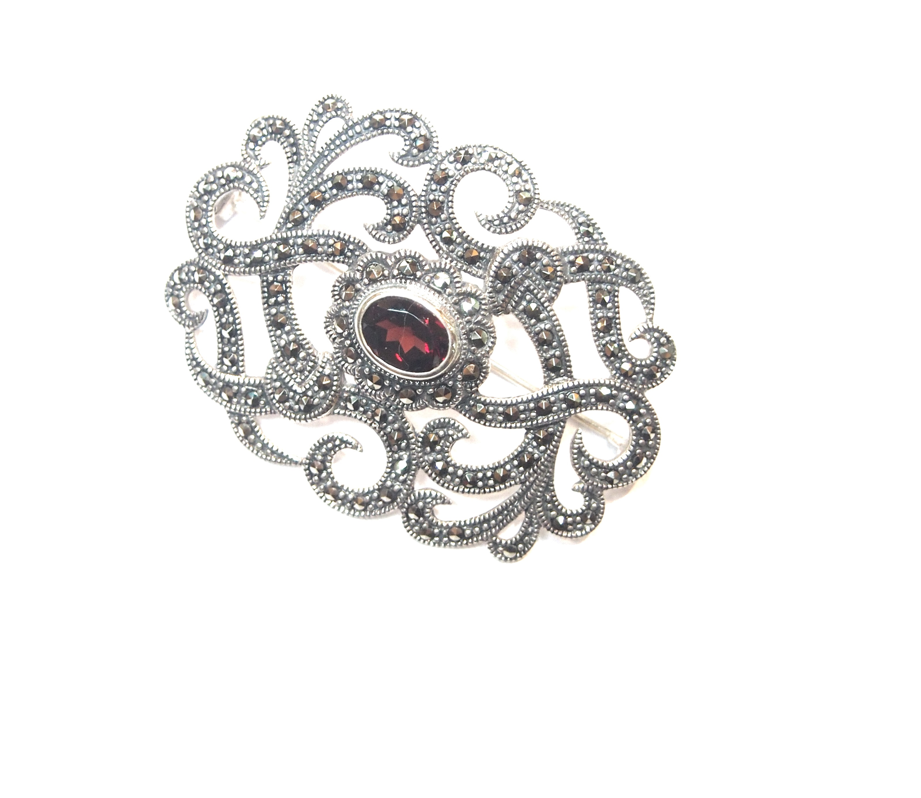 Broche de Plata de Ley y granate ovalado. Ref. AB-034/09: Catálogo de Antigua Joyeros Broche de Plata de Ley y granate ovalado. Ref. AB-034/09: Catálogo de Antigua Joyeros