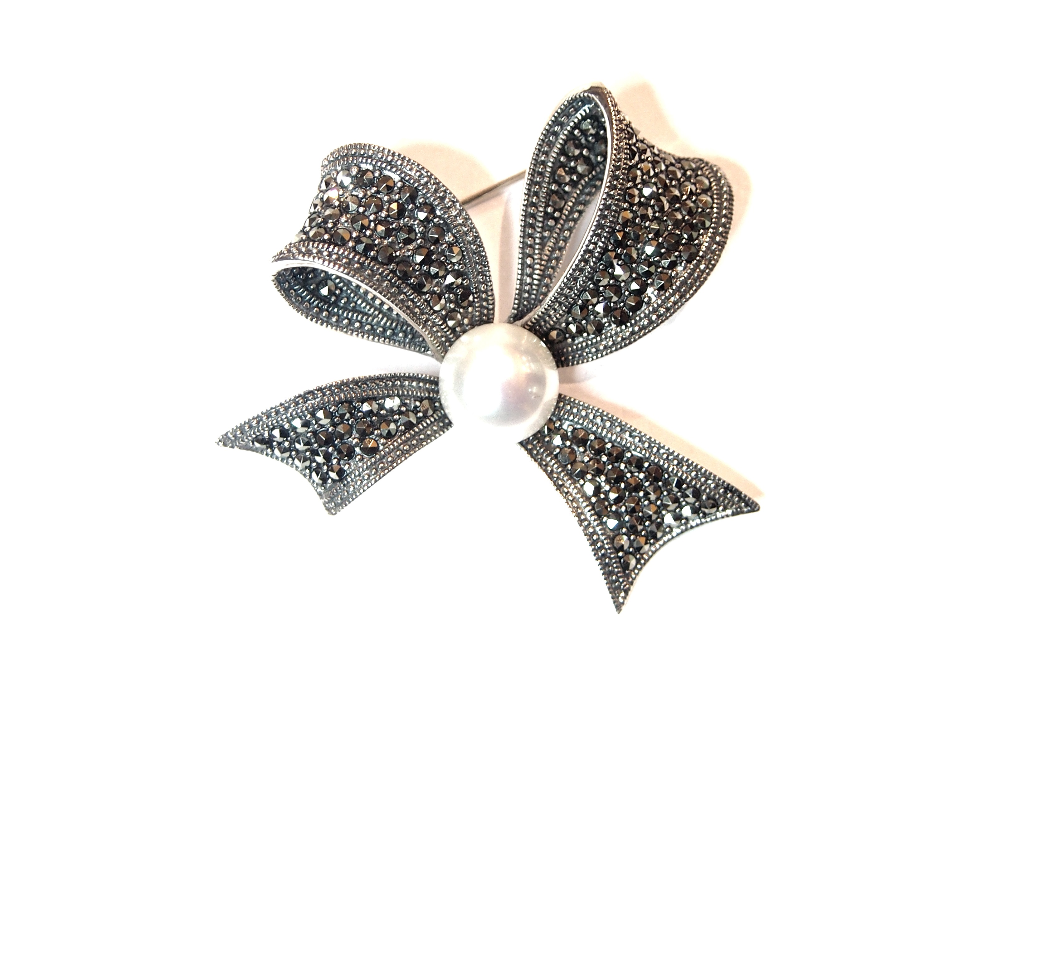 Broche lazo de Plara de 1ª Ley, Perla y Marcasitas. Ref. AB-456/13: Catálogo de Antigua Joyeros Broche lazo de Plara de 1ª Ley, Perla y Marcasitas. Ref. AB-456/13: Catálogo de Antigua Joyeros