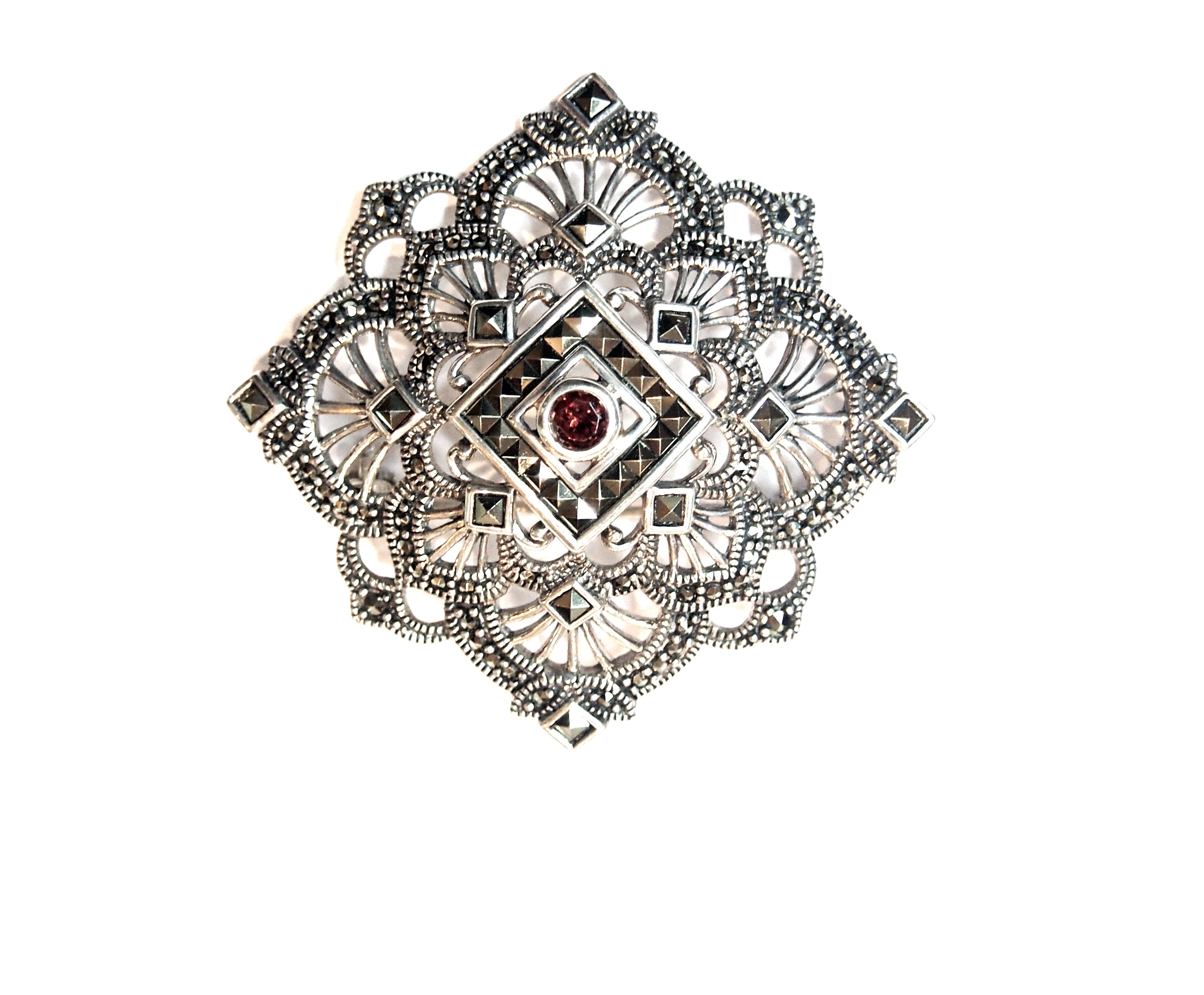 Broche en Plata de 1º Ley con Marcasitas y Granate Ref. AB-293/09: Catálogo de Antigua Joyeros Broche en Plata de 1º Ley con Marcasitas y Granate Ref. AB-293/09: Catálogo de Antigua Joyeros