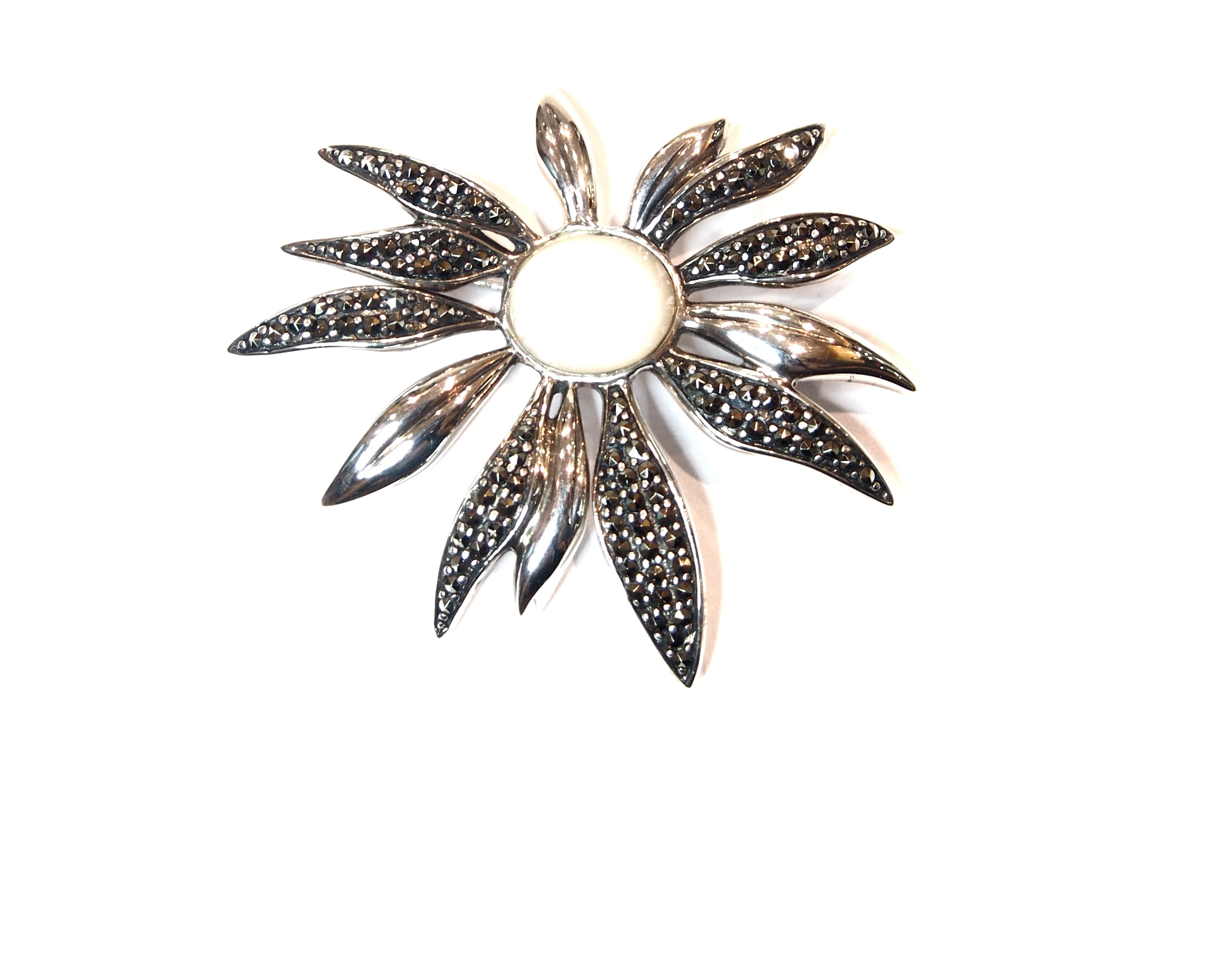 Broche de Plata de Ley con marcasitas y nácar. Ref.: AB-423/07: Catálogo de Antigua Joyeros Broche de Plata de Ley con marcasitas y nácar. Ref.: AB-423/07: Catálogo de Antigua Joyeros