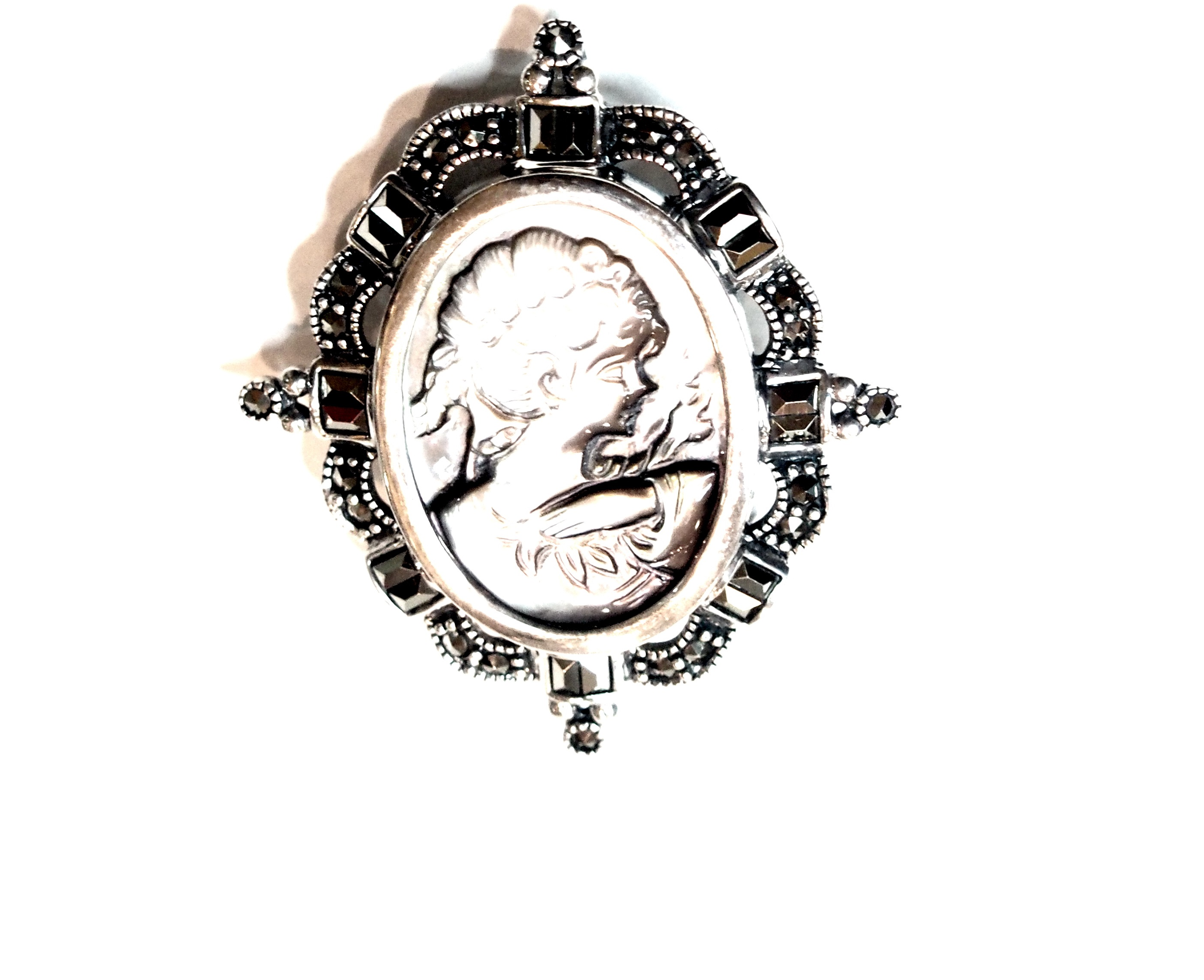 Broche-camafeo de Plata de 1ª Ley, Nácar y Marcasitas. Ref. AB-265/07: Catálogo de Antigua Joyeros Broche-camafeo de Plata de 1ª Ley, Nácar y Marcasitas. Ref. AB-265/07: Catálogo de Antigua Joyeros