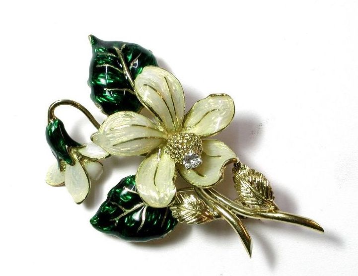 Broche con rama en flor en oro de 18k con esmaltes y brillante. Circa 1950.: Catálogo de Antigua Joyeros Broche con rama en flor en oro de 18k con esmaltes y brillante. Circa 1950.: Catálogo de Antigua Joyeros