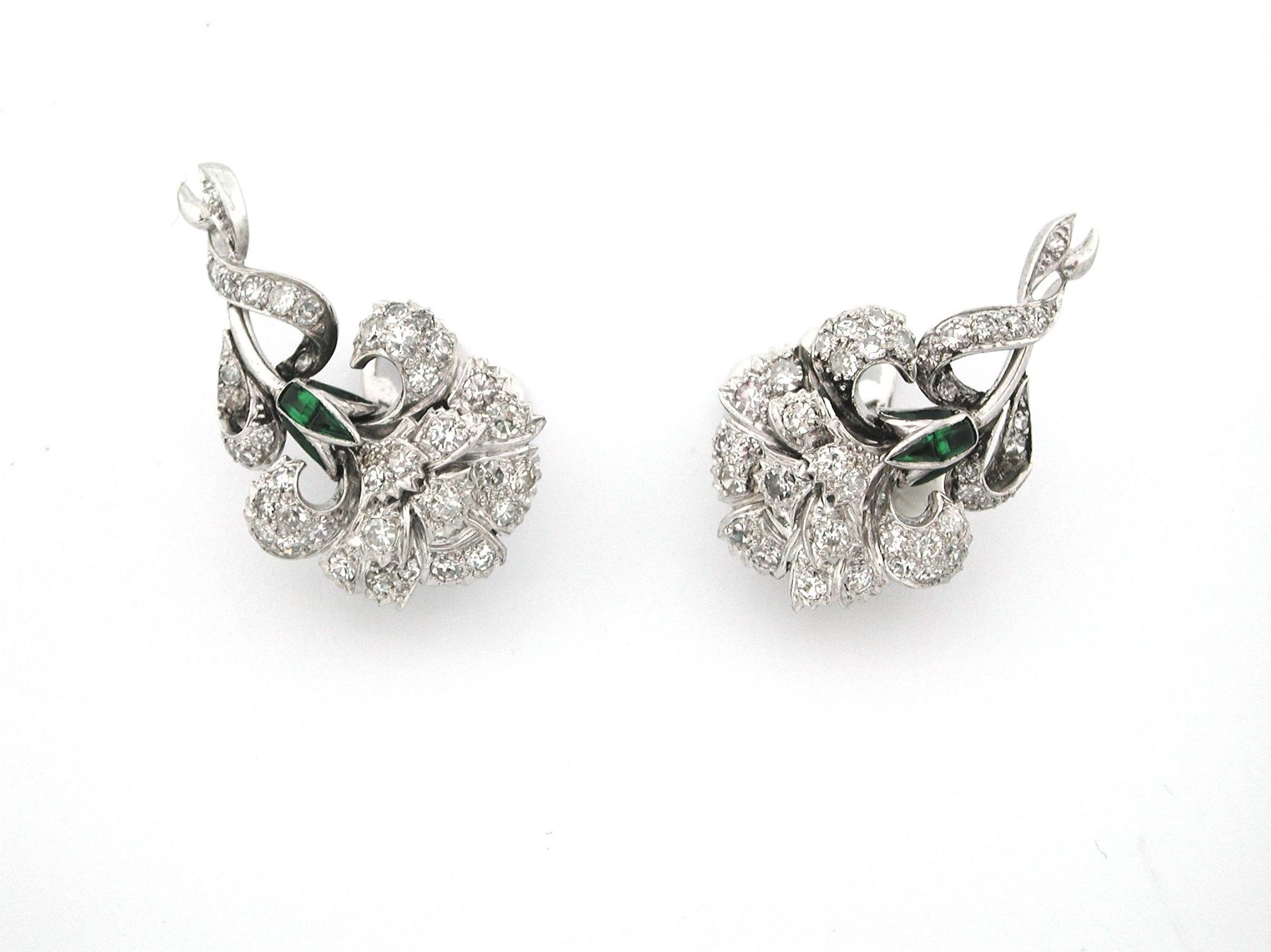 Pendientes de claveles de platino, diamantes y esmeraldas. A-9820.: Catálogo de Antigua Joyeros Pendientes de claveles de platino, diamantes y esmeraldas. A-9820.: Catálogo de Antigua Joyeros