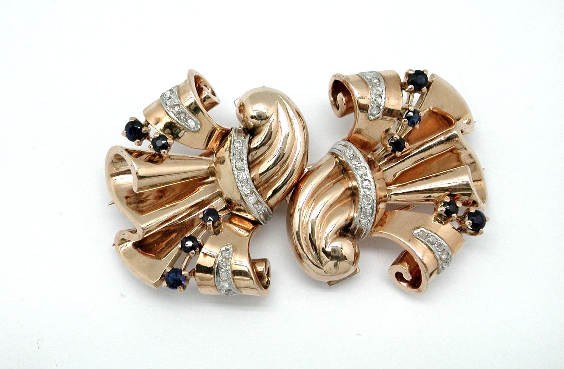 Broche desmontable en oro de 18k, diamantes y zafiros. Circa: 1940: Catálogo de Antigua Joyeros Broche desmontable en oro de 18k, diamantes y zafiros. Circa: 1940: Catálogo de Antigua Joyeros