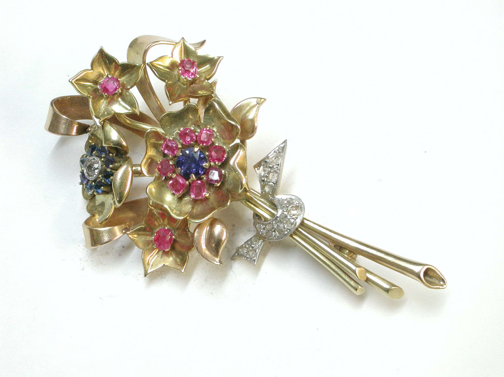 Broche bouquet de oro con diamantes, rubies y zafiros. Circa 1930.: Catálogo de Antigua Joyeros Broche bouquet de oro con diamantes, rubies y zafiros. Circa 1930.: Catálogo de Antigua Joyeros