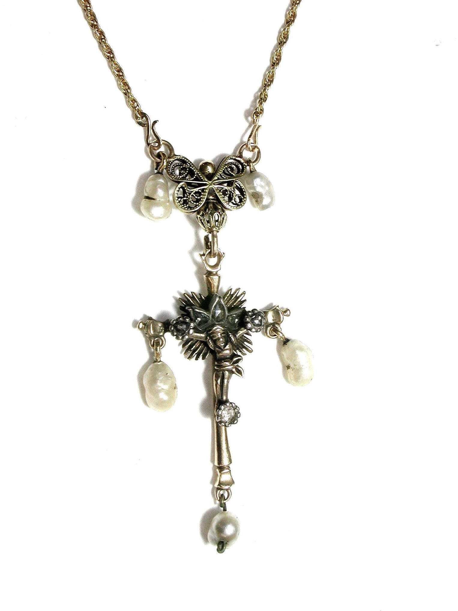 Colgante Crucificado en oro con vistas de plata, diamantes y perlas. S.XIX: Catálogo de Antigua Joyeros Colgante Crucificado en oro con vistas de plata, diamantes y perlas. S.XIX: Catálogo de Antigua Joyeros