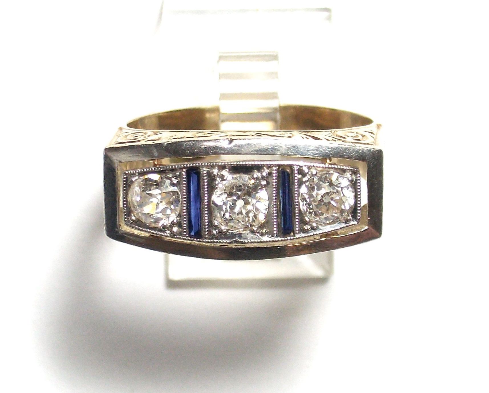 Sortija de caballero en oro con zafiros incoloros y vidrio azul. 1950.: Catálogo de Antigua Joyeros Sortija de caballero en oro con zafiros incoloros y vidrio azul. 1950.: Catálogo de Antigua Joyeros