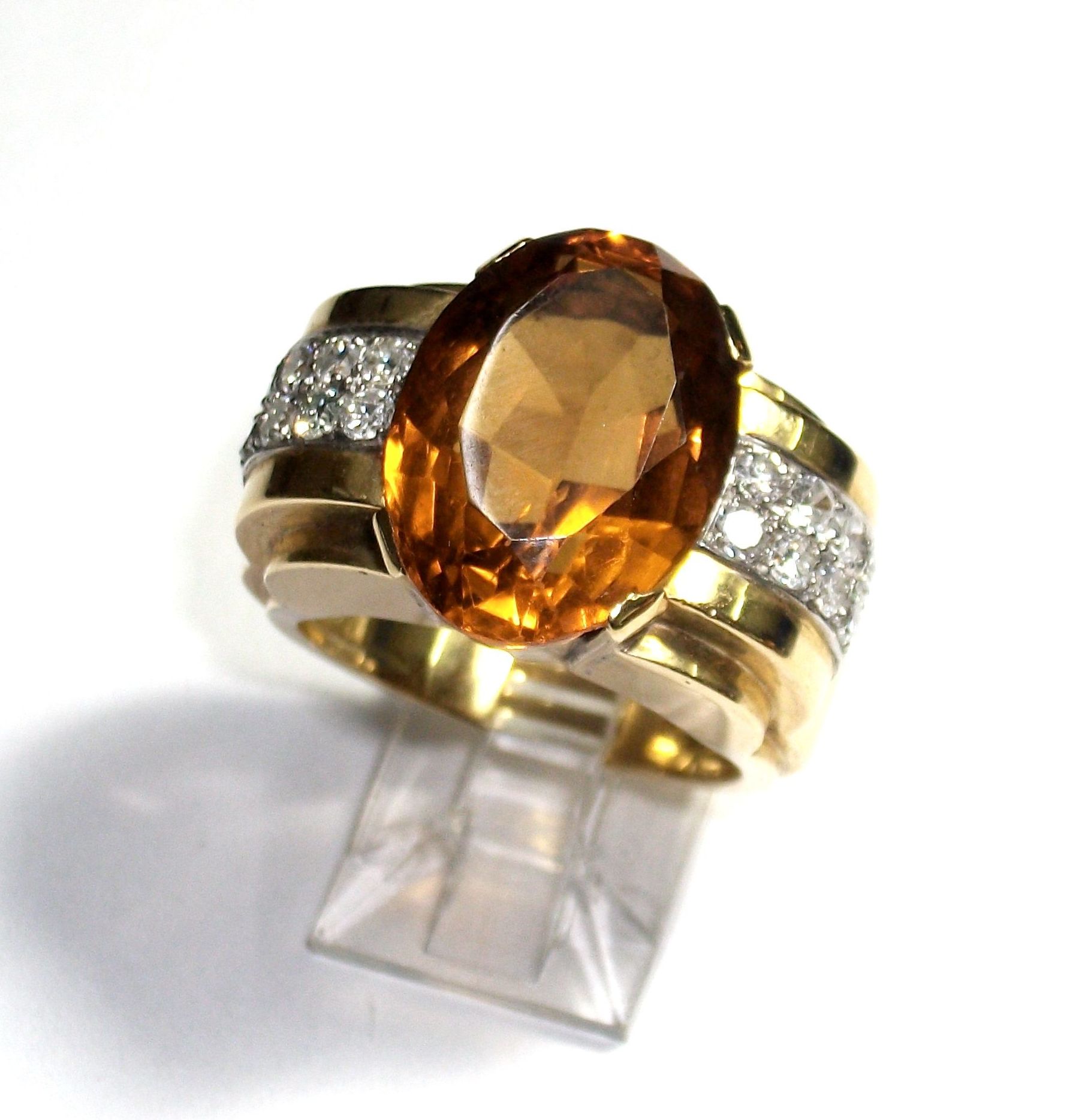 Sortija de oro con cuarzo citrino y brillantes. Circa: 1970-80.: Catálogo de Antigua Joyeros Sortija de oro con cuarzo citrino y brillantes. Circa: 1970-80.: Catálogo de Antigua Joyeros