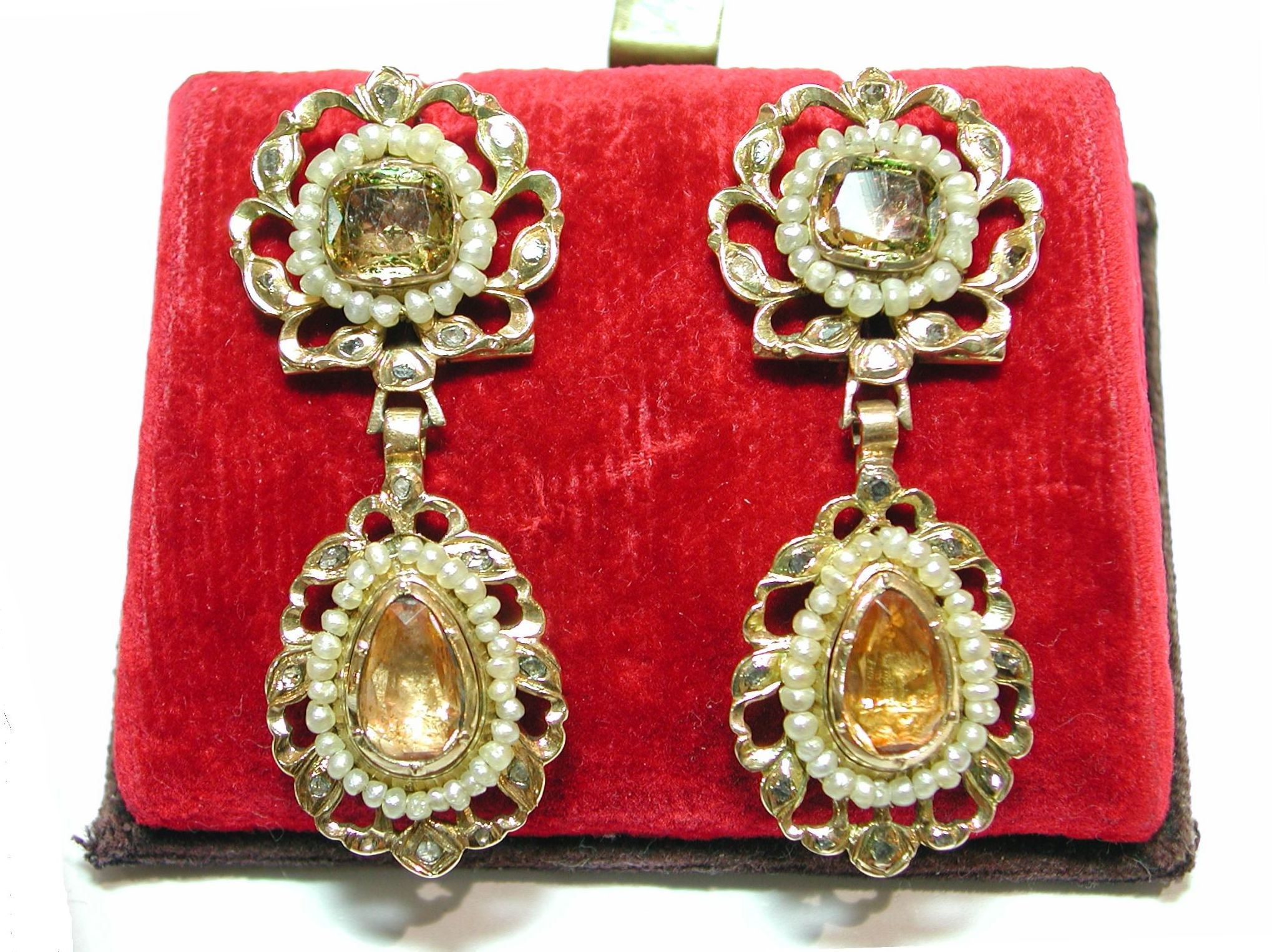 Pendientes de oro con diamantes y perlas aljofar. Finales s.XVIII: Catálogo de Antigua Joyeros Pendientes de oro con diamantes y perlas aljofar. Finales s.XVIII: Catálogo de Antigua Joyeros