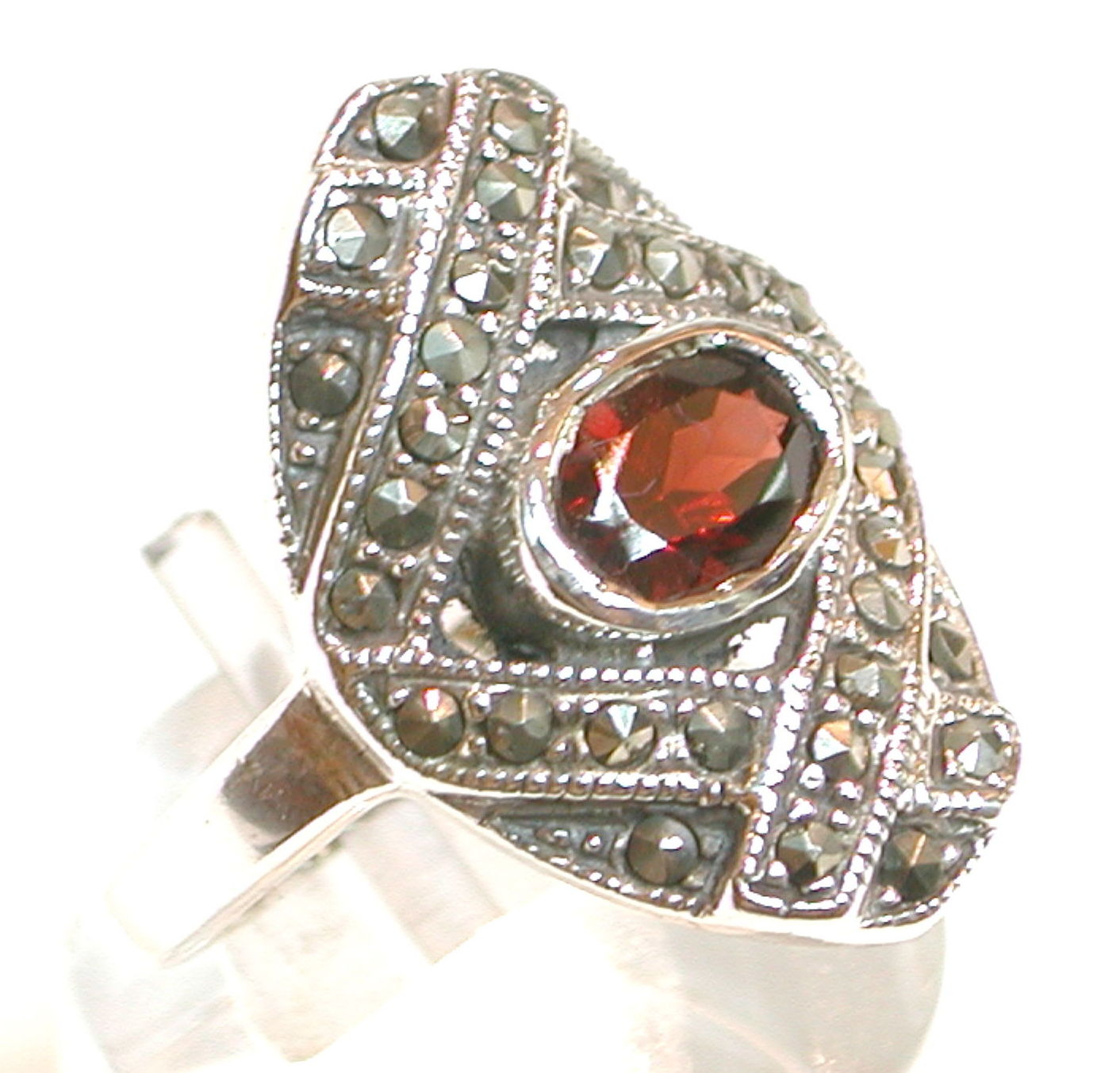 Sortija de Plata Ovaladaa de 1ª Ley con Granate y marcasitas Ref.IS-901/09: Catálogo de Antigua Joyeros Sortija de Plata Ovaladaa de 1ª Ley con Granate y marcasitas Ref.IS-901/09: Catálogo de Antigua Joyeros