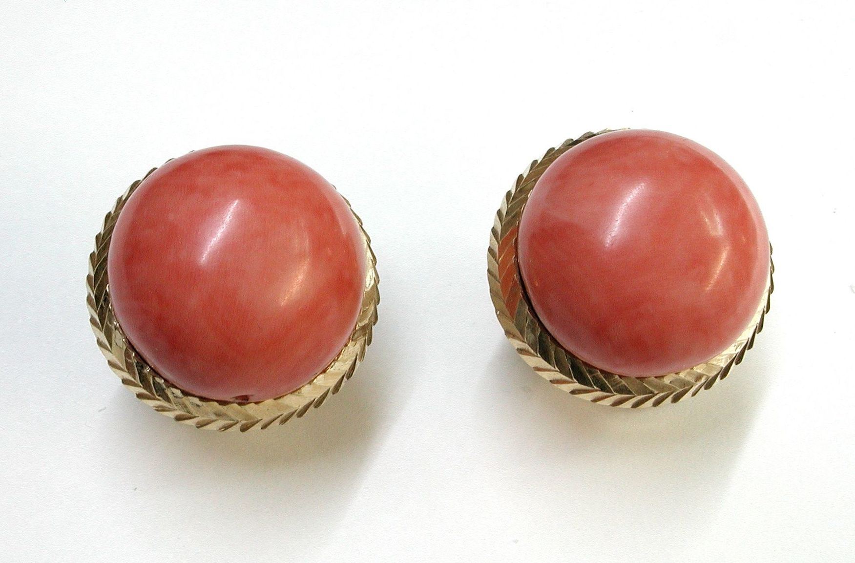 Pendientes de oro amarillo de 18k con coral rojo. Circa: 1970.: Catálogo de Antigua Joyeros Pendientes de oro amarillo de 18k con coral rojo. Circa: 1970.: Catálogo de Antigua Joyeros