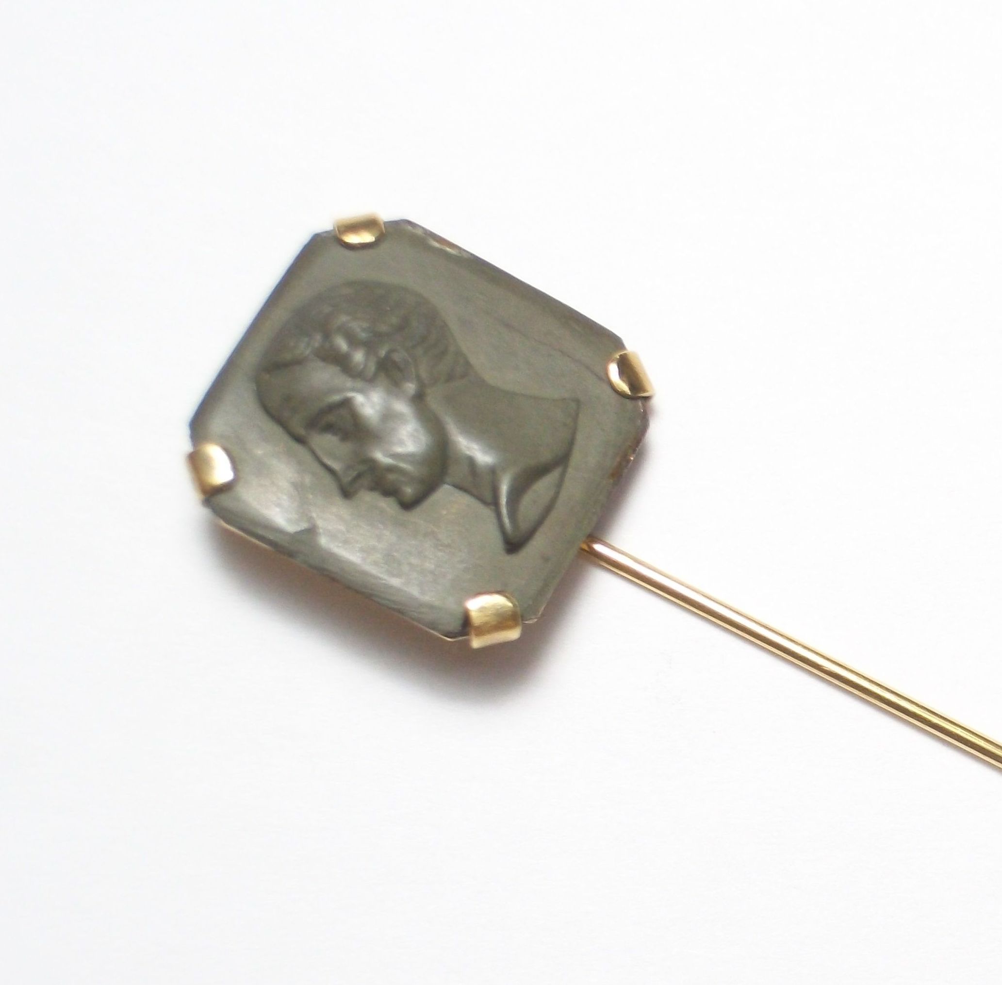 Aguja de corbata en oro con placa de magma tallada del s. XIX.: Catálogo de Antigua Joyeros Aguja de corbata en oro con placa de magma tallada del s. XIX.: Catálogo de Antigua Joyeros