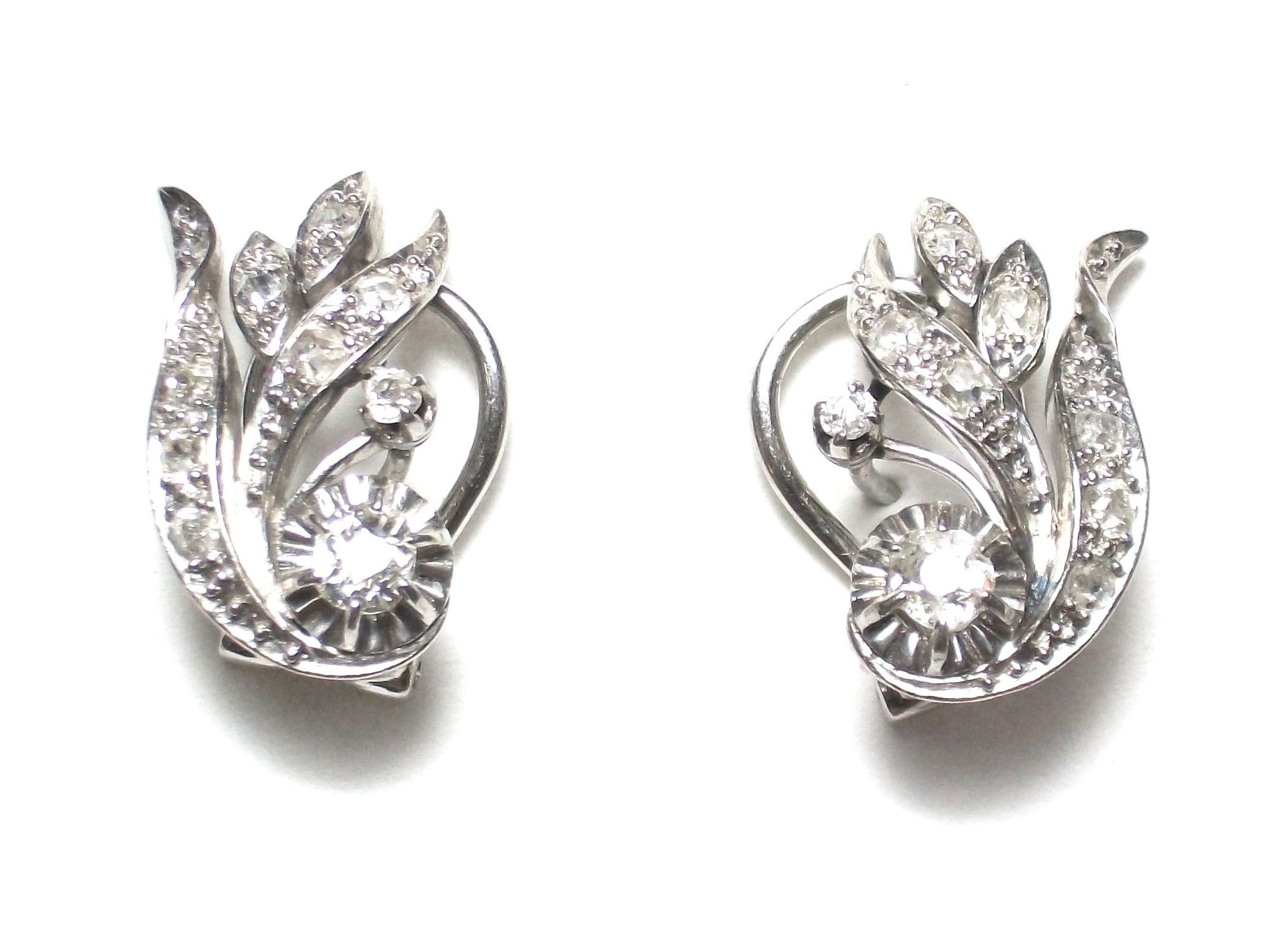Pendientes de oro blanco de 18k con diamantes. Circa: 1930-1940.: Catálogo de Antigua Joyeros Pendientes de oro blanco de 18k con diamantes. Circa: 1930-1940.: Catálogo de Antigua Joyeros