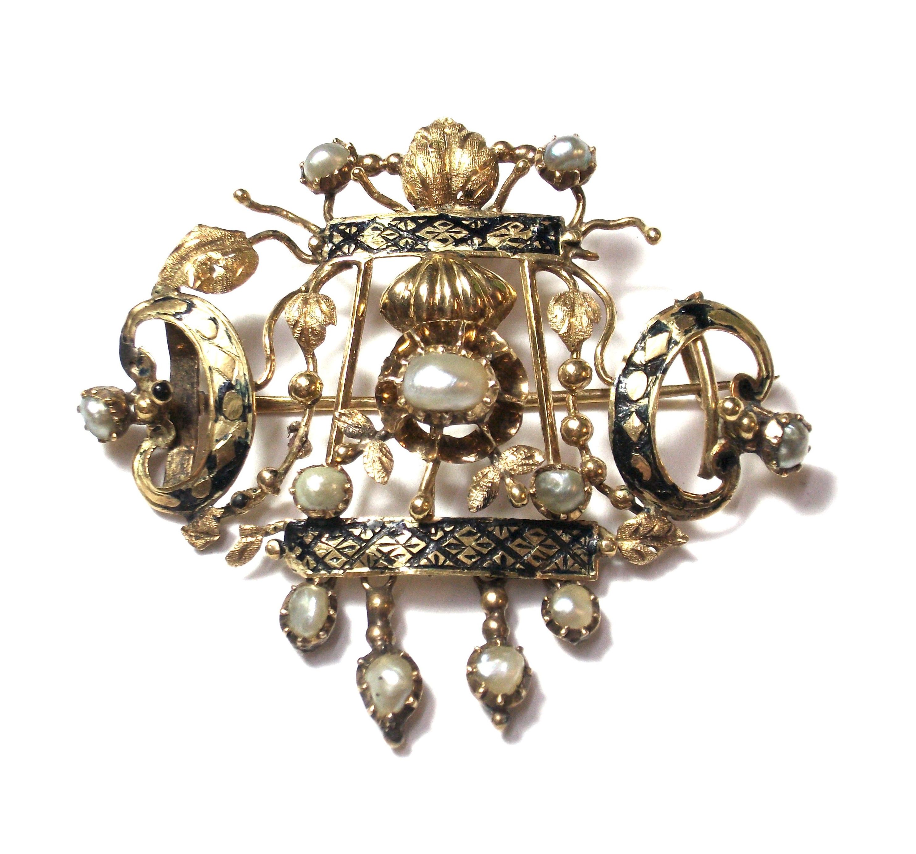 Broche con decoración vegetal realizado en oro de 18k, esmalte y perlas naturales. Primera mitad S. XIX.